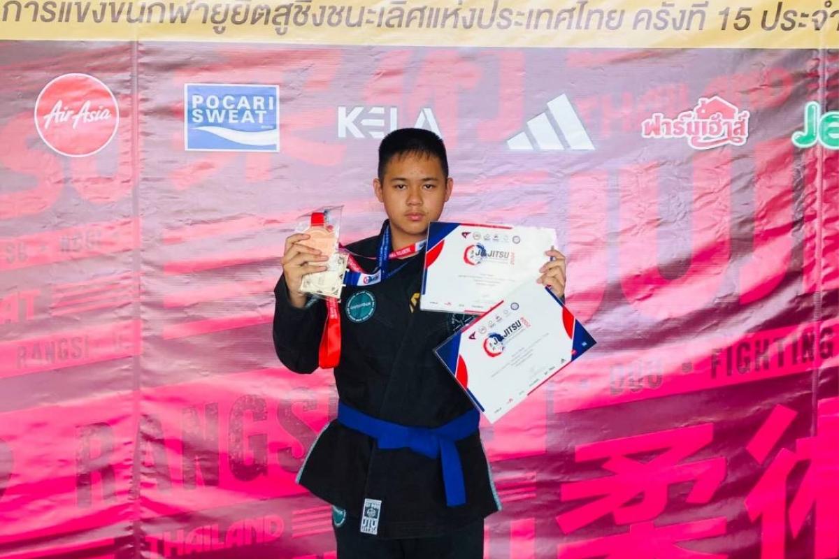 ขอแสดงความยินดีกับเด็กชายปรมินทร์ วงษ์พุทธิชัย นักเรียนชั้นมัธยมศึกษาปีที่ 3.2 โรงเรียนเพชรพิทยาคม ได้รับการคัดเลือกเป็นตัวแทนเยาวชนทีมชาติไทยเข้าร่วมการแข่งขัน Thailand Open Grand Prix 2024 และ Thailand Open Youth Regional & Master 2024