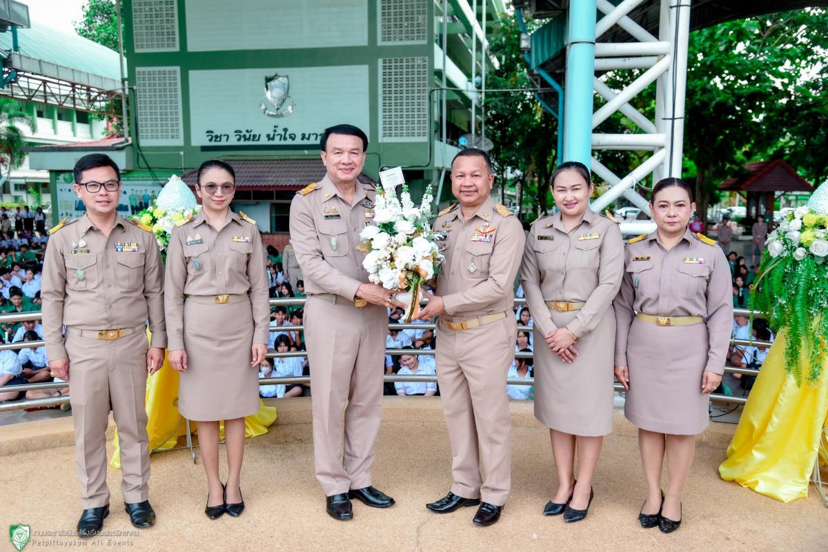 ร่วมแสดงความยินดีกับผู้อำนวยการโรงเรียนเพชรพิทยาคม