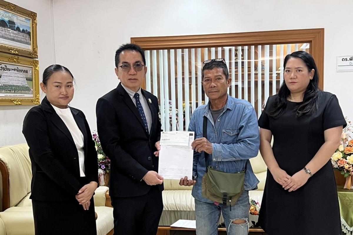 ผู้อำนวยการโรงเรียนเพชรพิทยาคม เป็นตัวแทนมอบค่าสินไหมทดแทนประกันอุบัติเหตุ แก่ผู้ปกครองนักเรียนชั้น ม.3/6