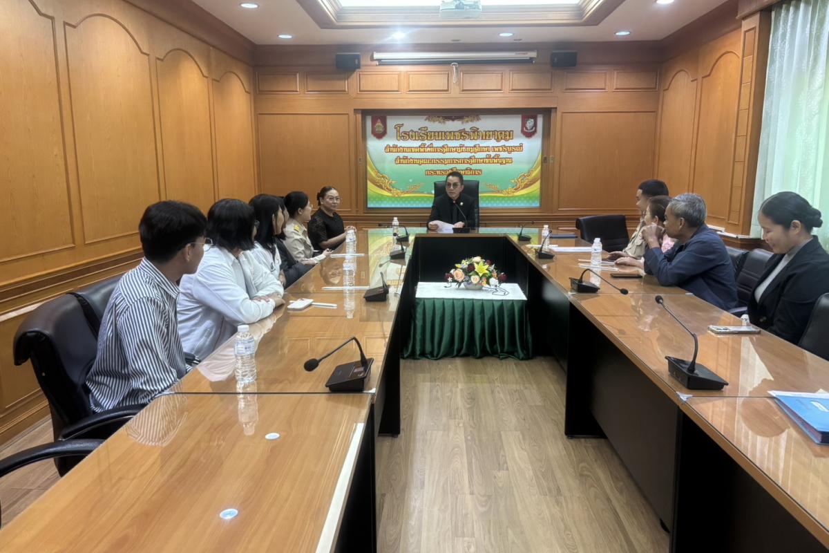 ยินดีต้อนรับสู่รั้วเขียว-ขาว! ดร.พีระวัตร จันทกูล ผู้อำนวยการโรงเรียนเพชรพิทยาคม รับรายงานตัว ครูผู้ช่วยบรรจุใหม่ 2 อัตรา (ทัศนศิลป์-ดนตรี)