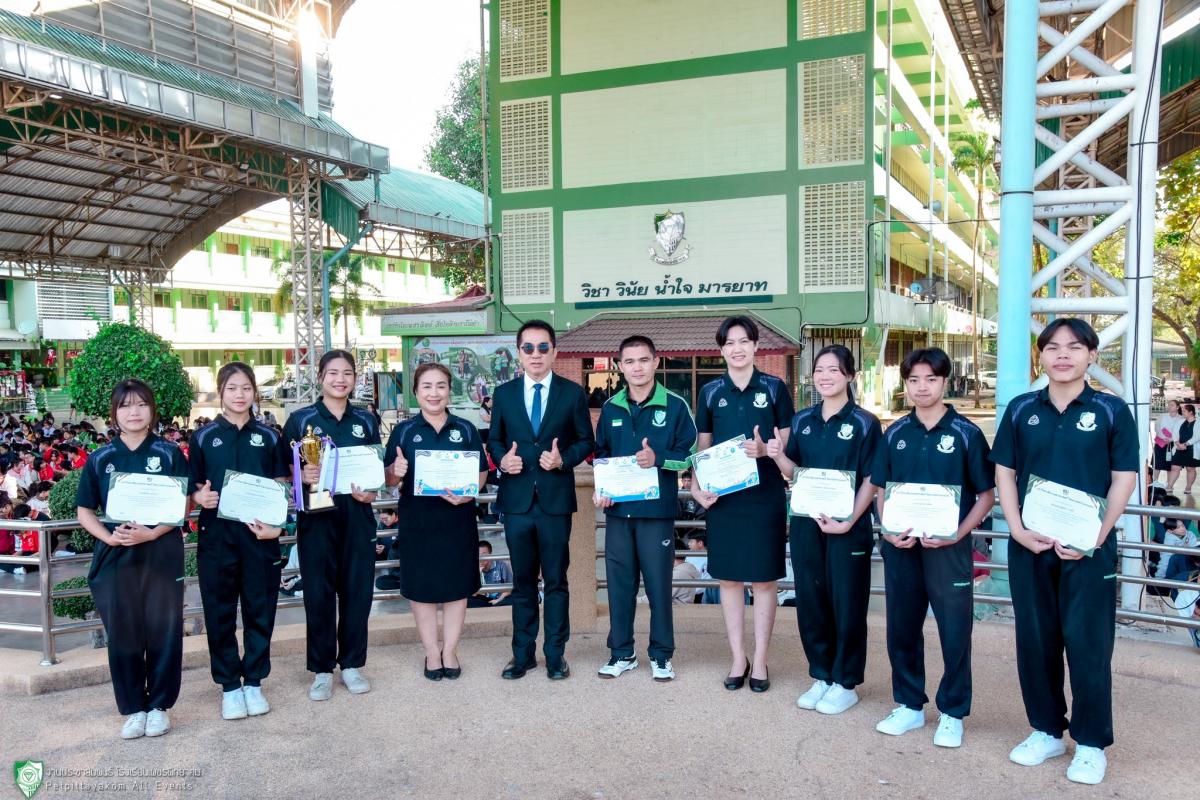 โรงเรียนเพชรพิทยาคม มอบรางวัลเชิดชูเกียรติแก่นักเรียนและครูผู้ฝึกสอน จากการแข่งขันศิลปะมวยไทยและกีฬานักเรียนระดับชาติ
