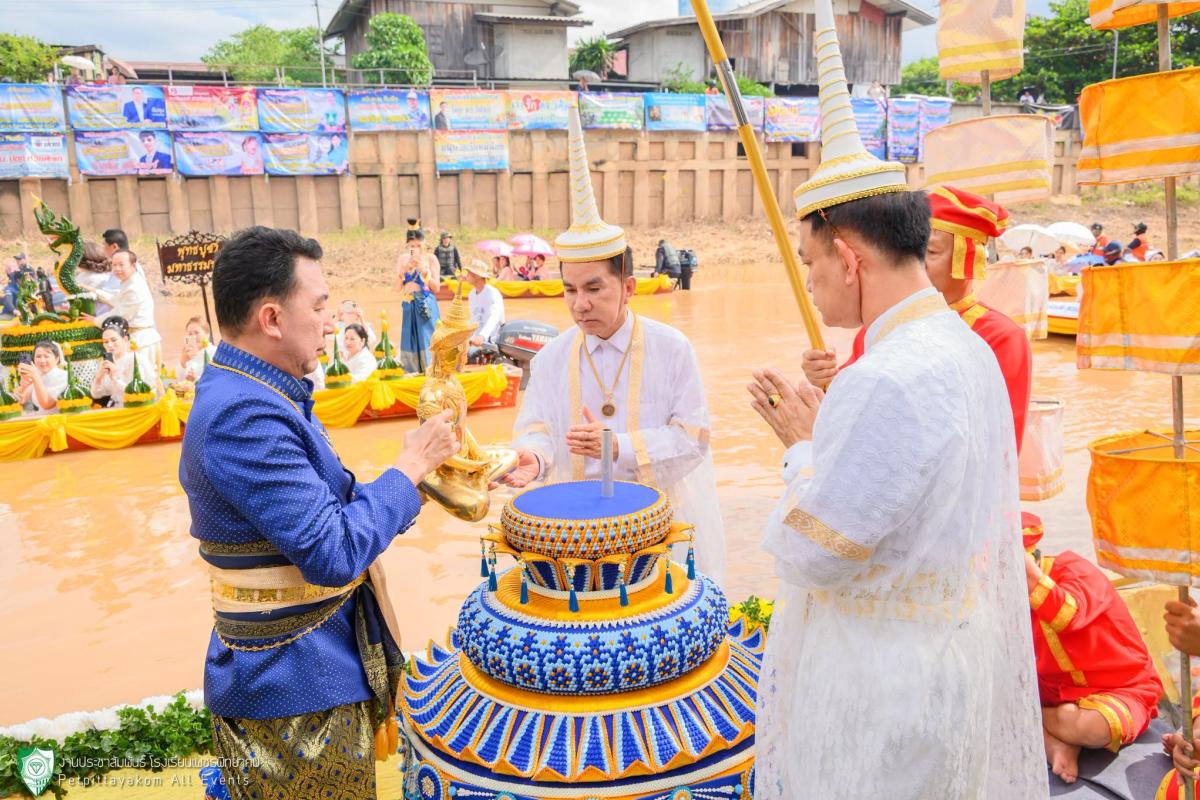 ดร.พีระวัตร จันทกูล ผู้อำนวยการโรงเรียนเพชรพิทยาคม ปฏิบัติหน้าที่เทวดาในประเพณีอุ้มพระดำน้ำ 2569 สืบสานมรดกวัฒนธรรมชาติ (11 ต.ค. 69)