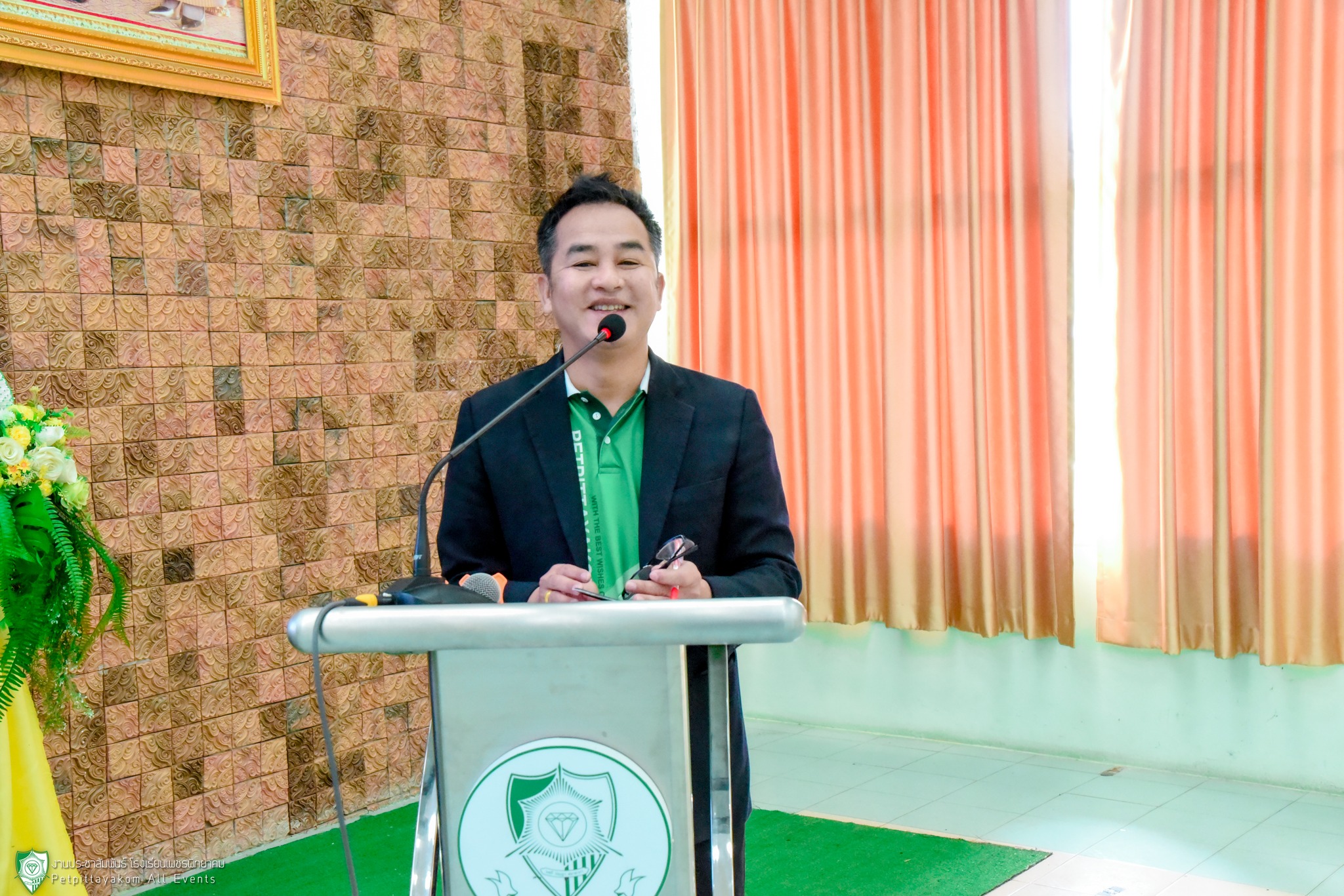 ผู้บริหารโรงเรียนเพชรพิทยาคมร่วมพิธีต้อนรับ