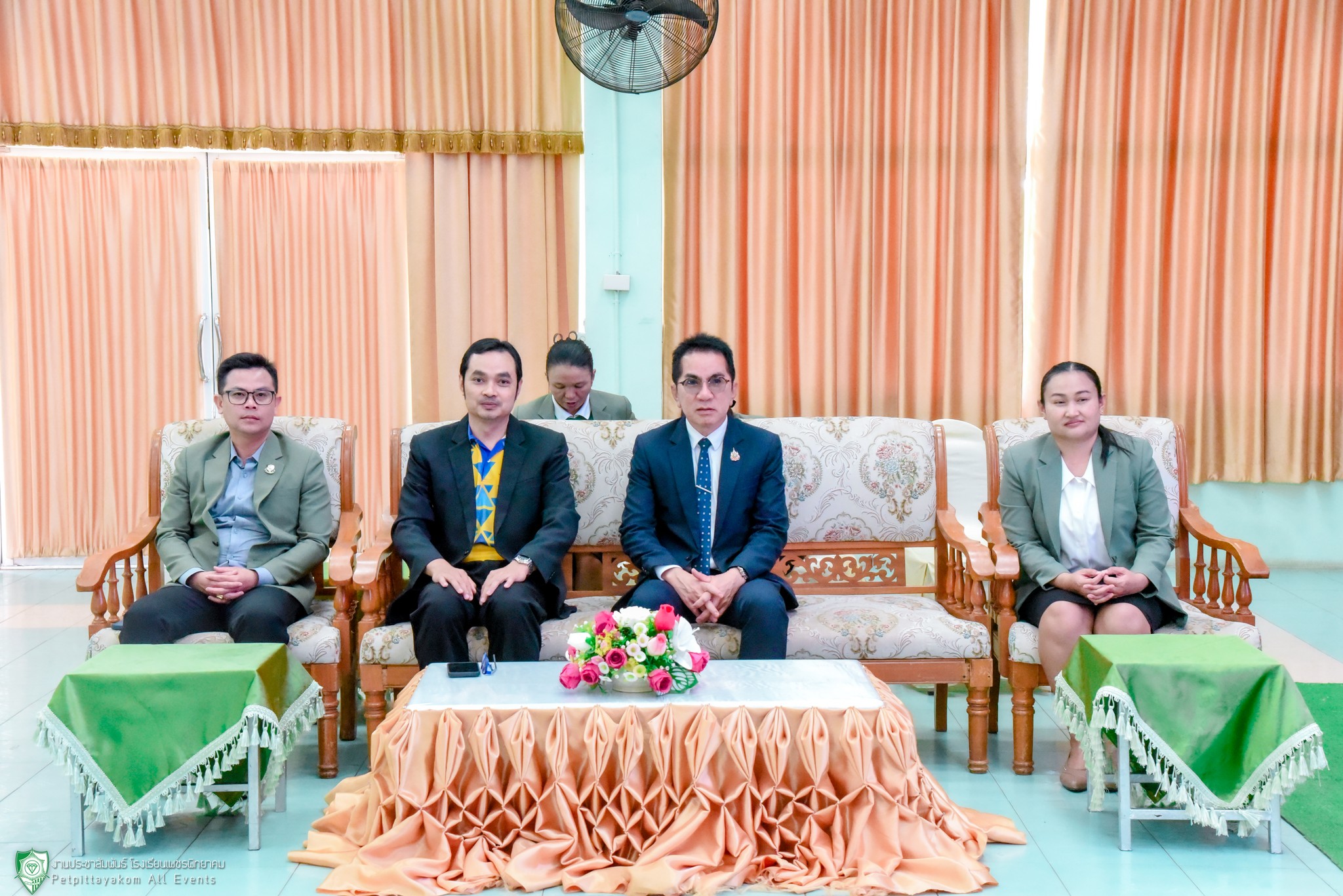 ผู้อำนวยการโรงเรียนเพชรพิทยาคมมอบคำต้อนรับ