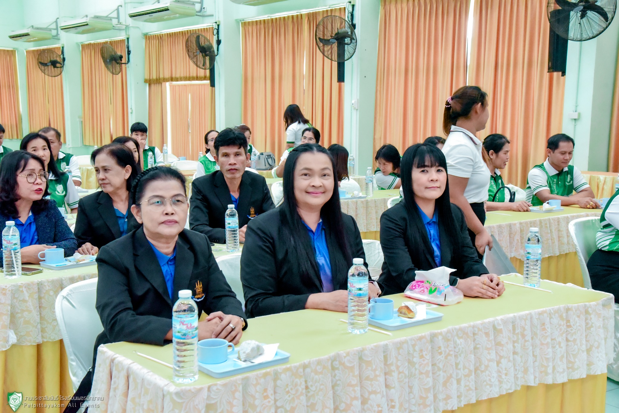 ถ่ายภาพร่วมกันในพิธีต้อนรับครูใหม่