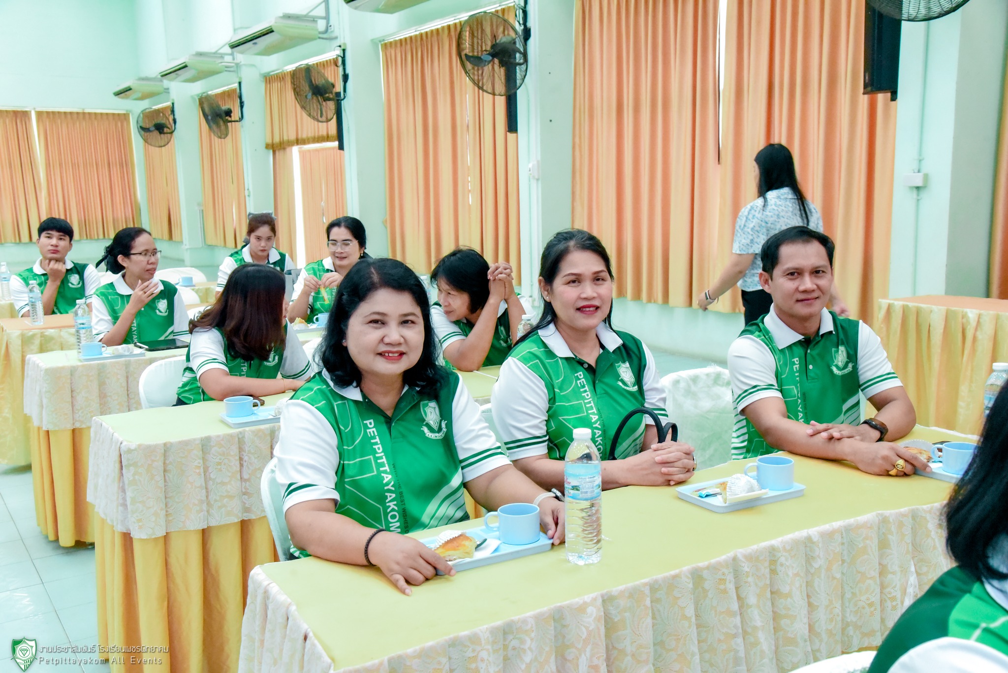 พิธีต้อนรับ ณ หอประชุมเพชร โรงเรียนเพชรพิทยาคม