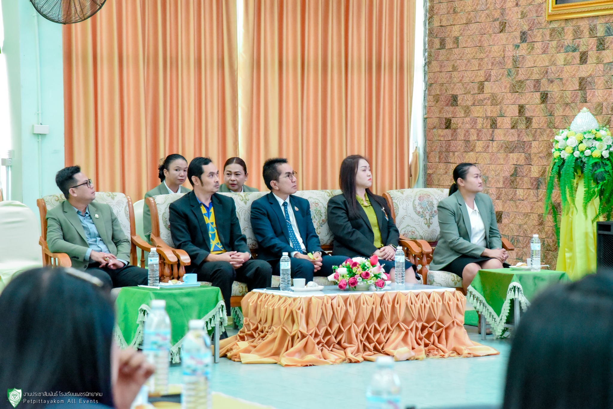 ผู้บริหารโรงเรียนสตรีนครสวรรค์ร่วมส่งมอบครู