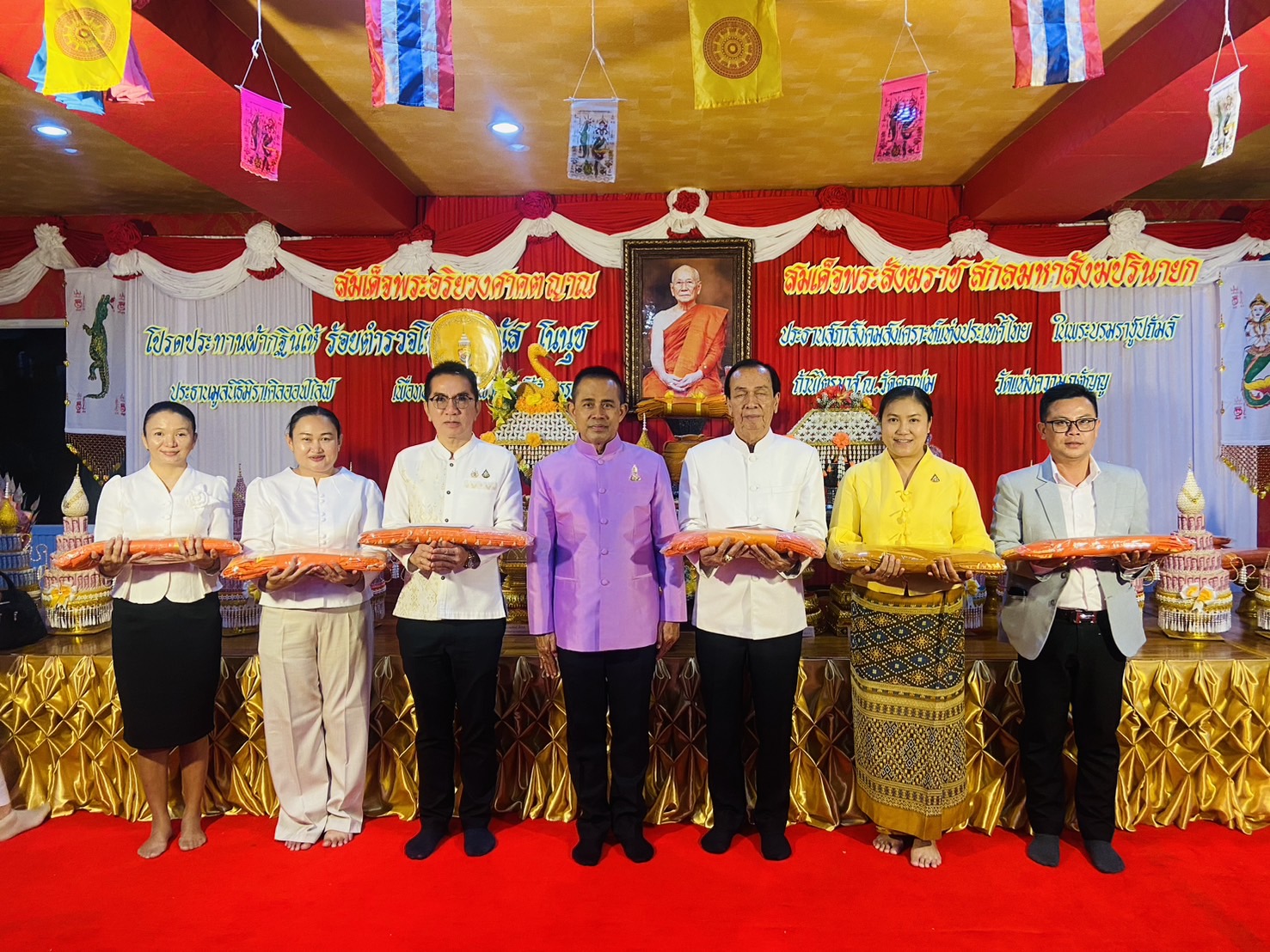 ผู้อำนวยการโรงเรียนเพชรพิทยาคมร่วมถวายผ้าพระกฐินประทาน