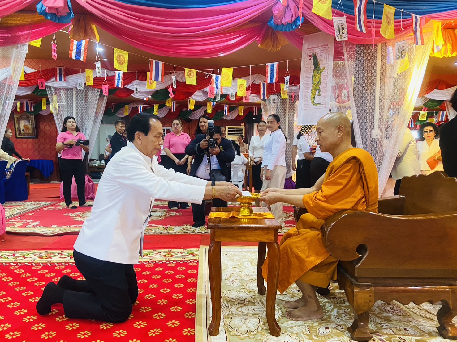 นายวิโรจน์ เข็มเหล็ก ประธานมูลนิธิเพชรพิทยาคมร่วมพิธีถวายผ้าพระกฐิน