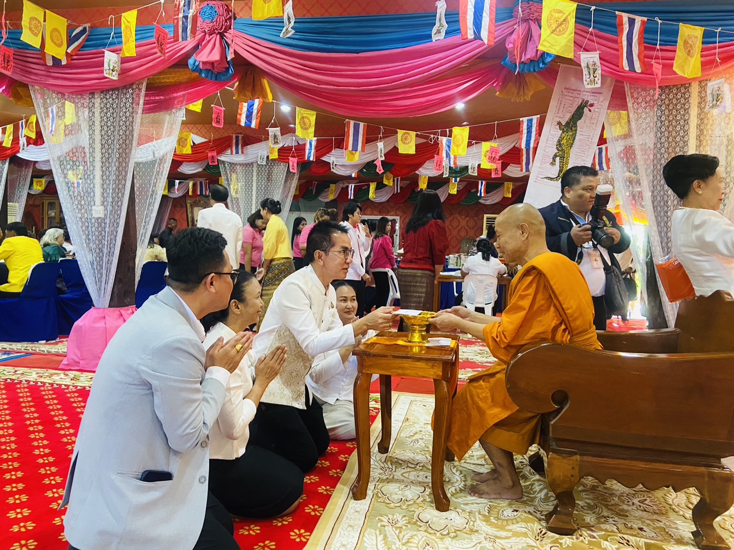 คณะผู้บริหารโรงเรียนเพชรพิทยาคมร่วมพิธีถวายผ้าพระกฐิน