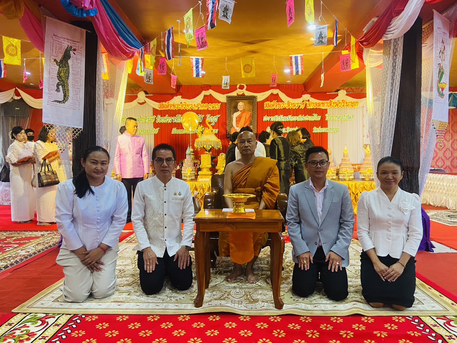 ร้อยตำรวจโท ดร.มนัส โนนุช ประธานมูลนิธิมิราเคิล ออฟไลฟ์ เป็นผู้นำถวายผ้าพระกฐิน