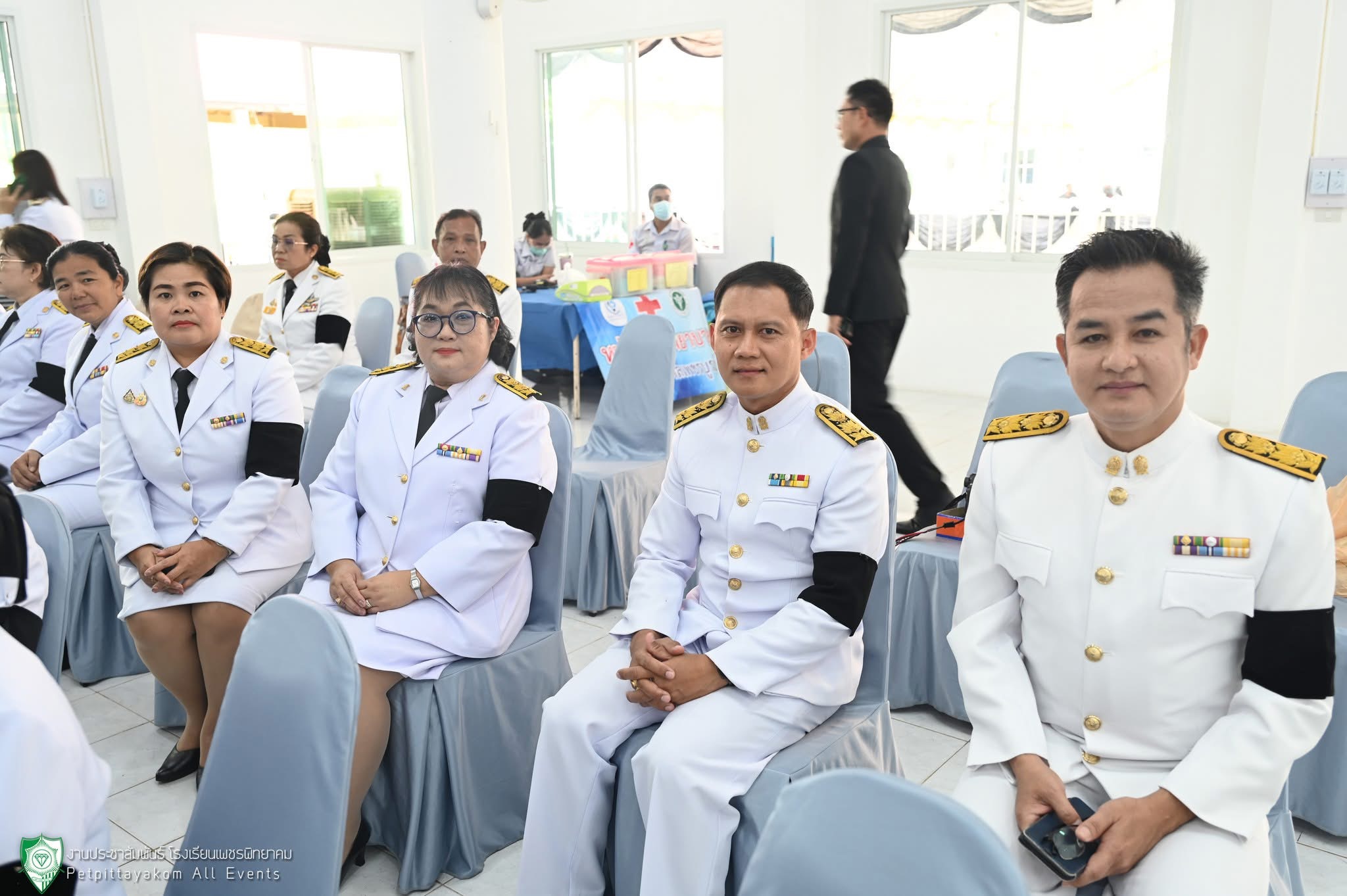 ผู้อำนวยการโรงเรียนเพชรพิทยาคมและคณะครูร่วมถวายน้ำสรงพระบรมศพ