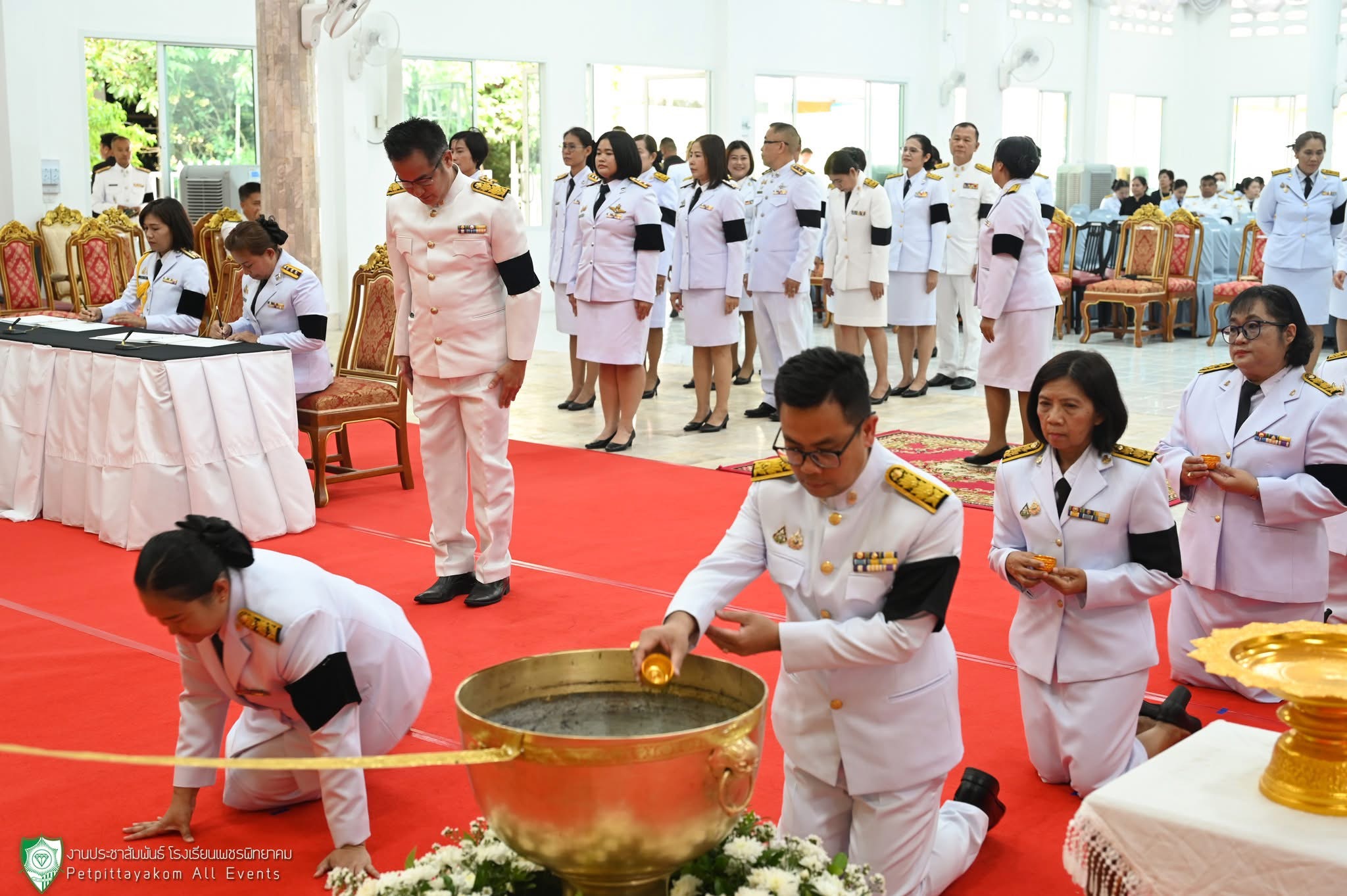 คณะผู้บริหารโรงเรียนเพชรพิทยาคมร่วมพิธีถวายน้ำสรงพระบรมศพ