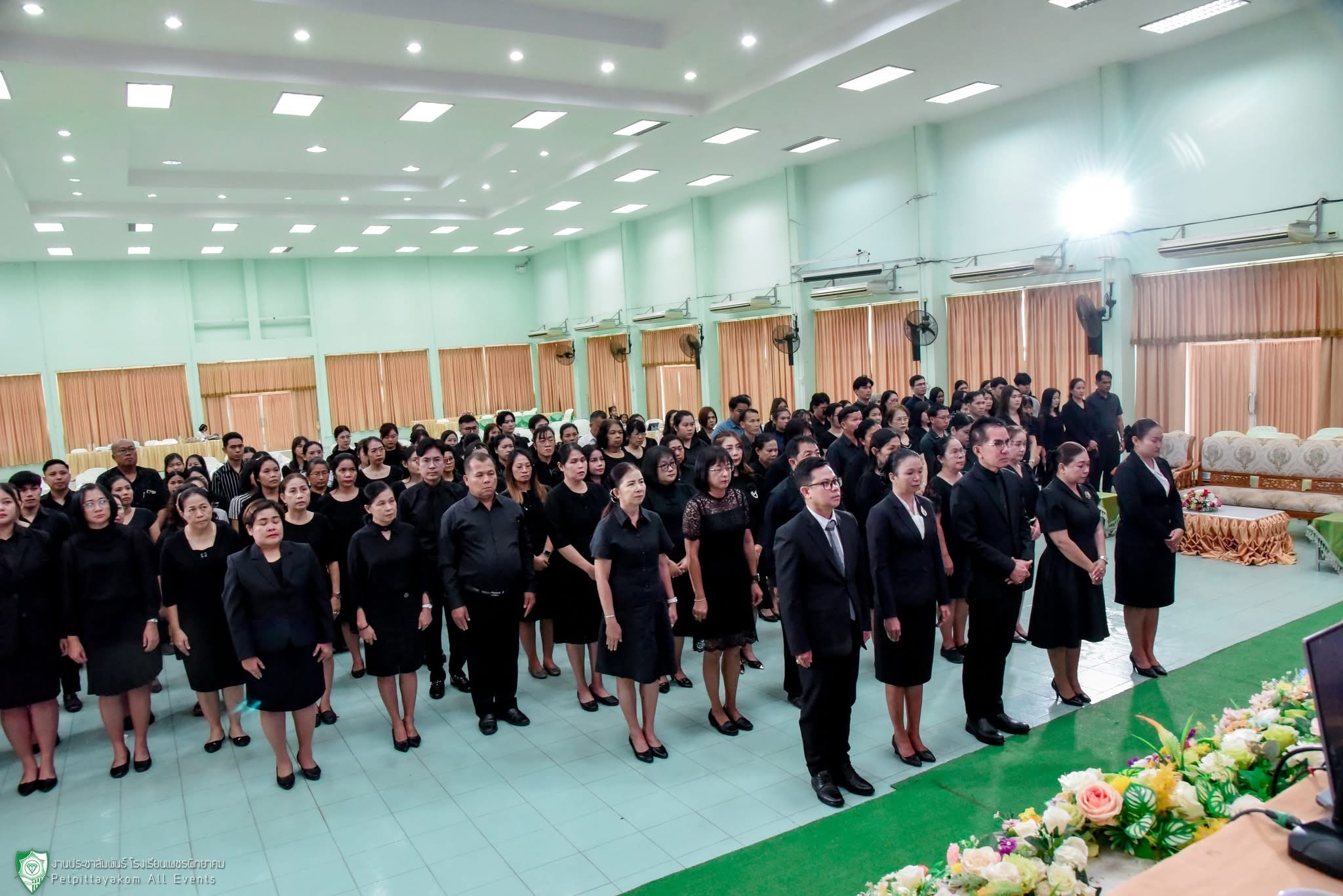 ครูและบุคลากรร่วมพิธีถวายความอาลัย
