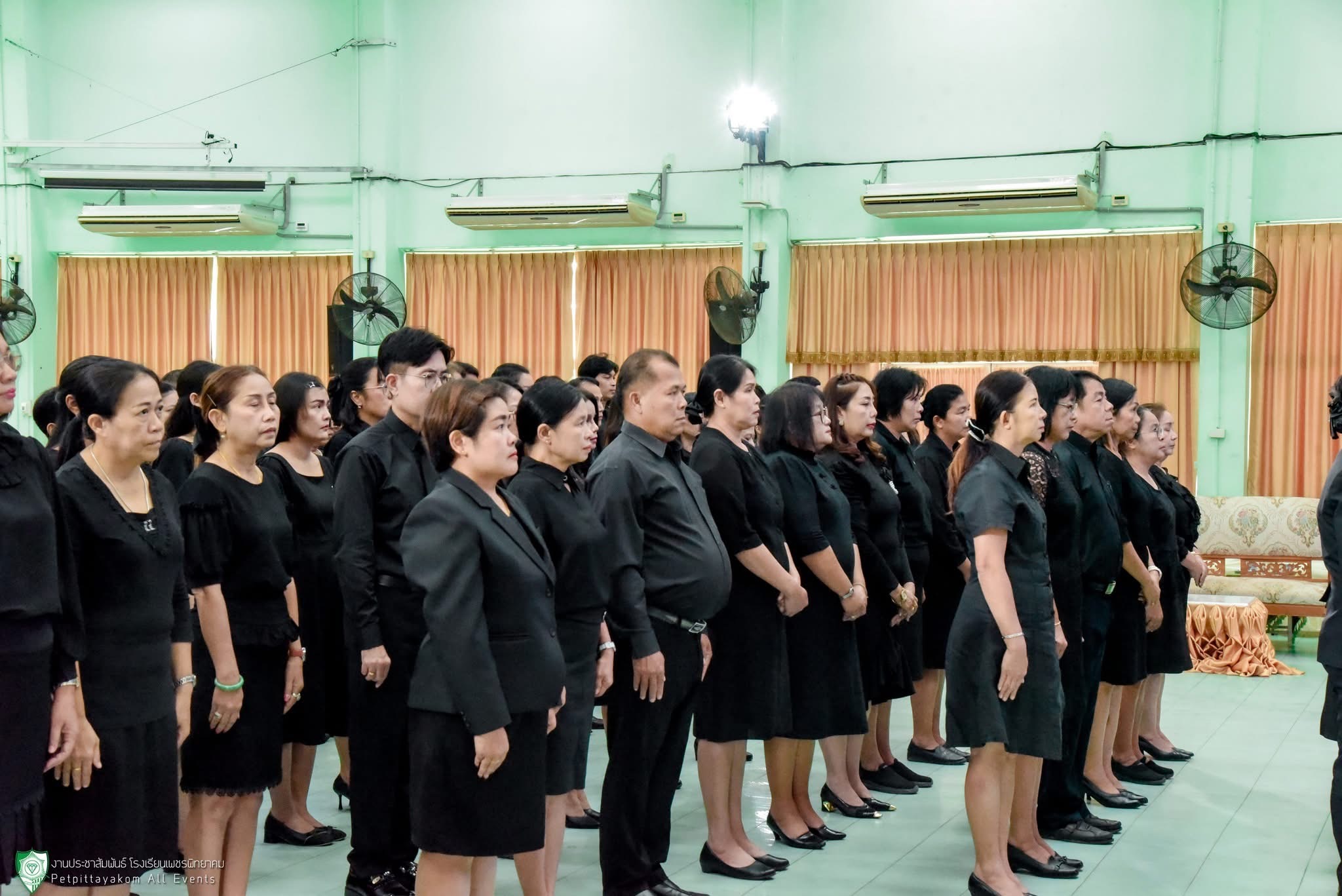 คณะครูถวายความอาลัยแด่สมเด็จพระนางเจ้าสิริกิติ์ พระบรมราชินีนาถ พระบรมราชชนนีพันปีหลวง