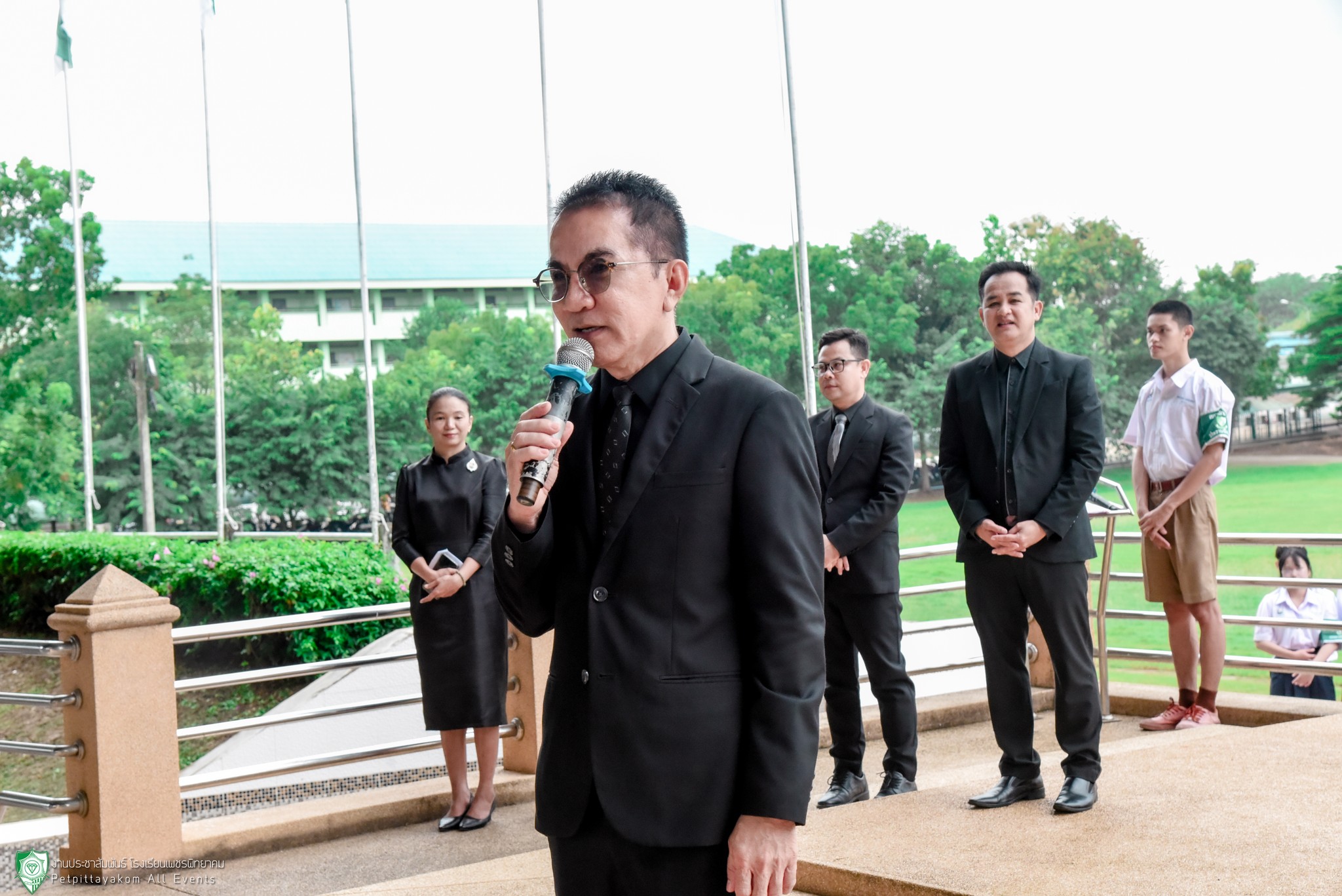 ดร.พีระวัตร จันทกูล ผู้อำนวยการโรงเรียนเพชรพิทยาคม พบปะนักเรียน