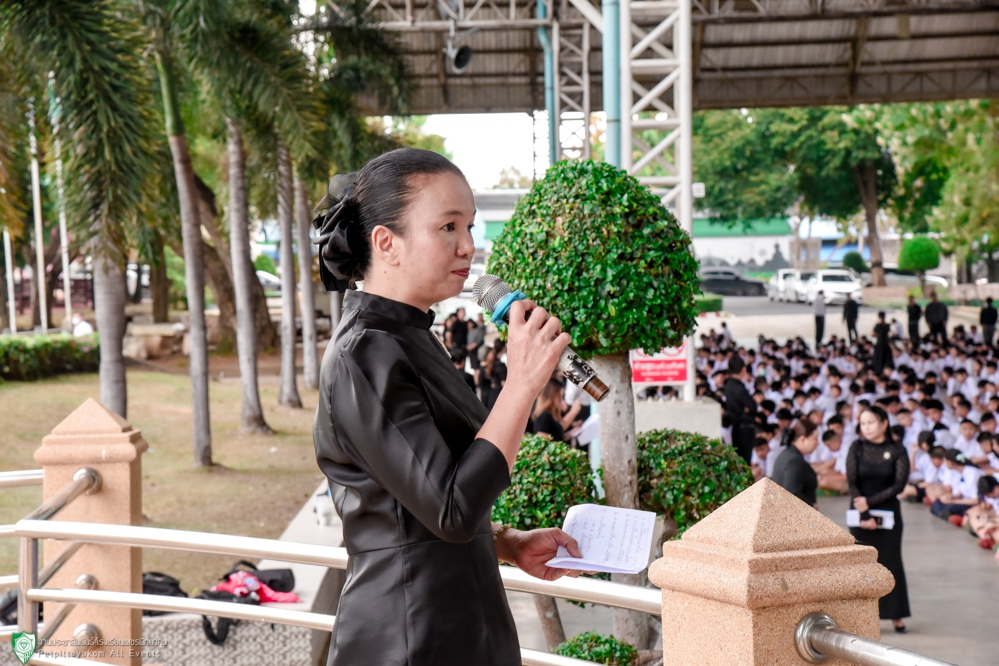 คณะครูและบุคลากรร่วมพิธีหน้าเสาธง