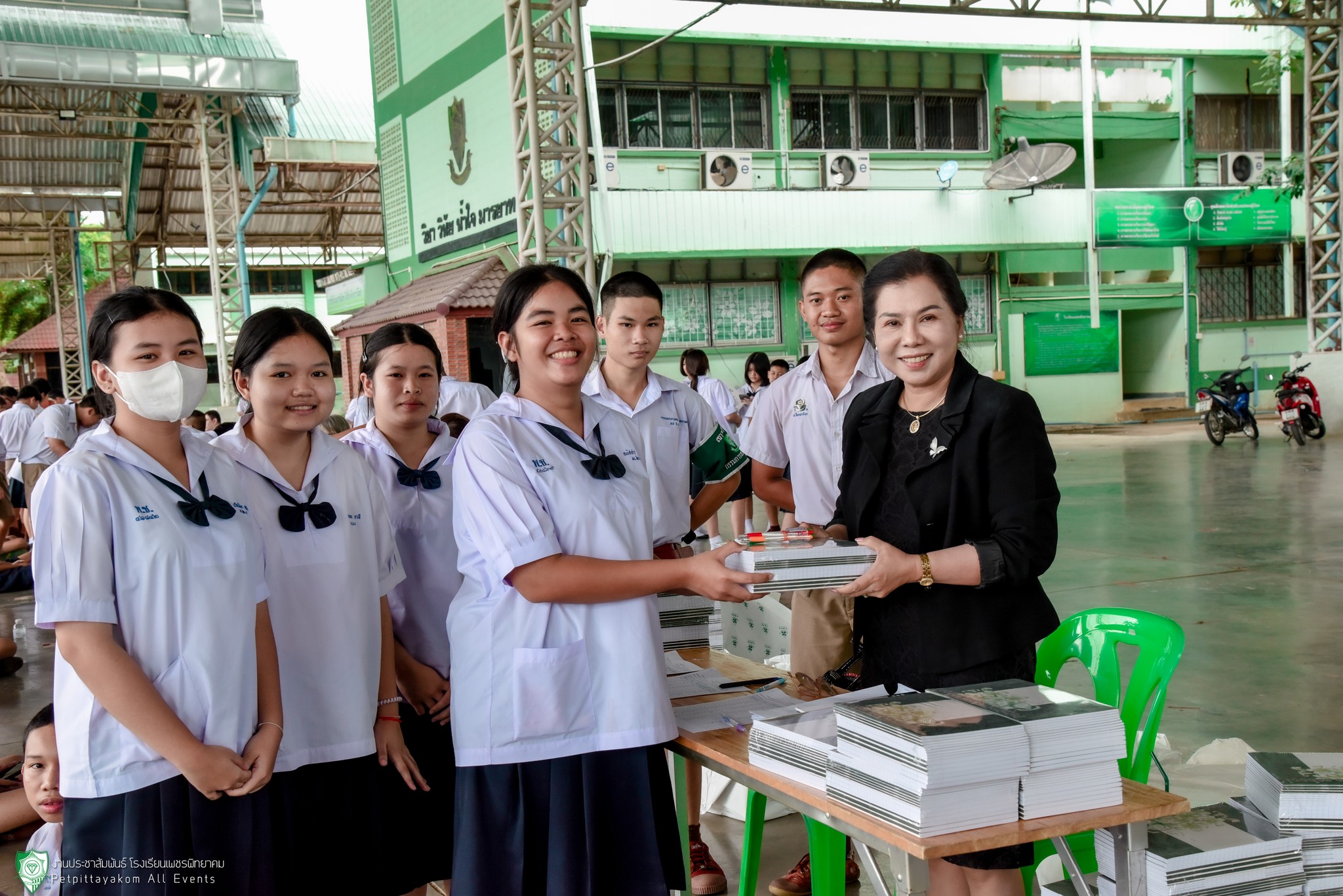 นักเรียนร่วมกิจกรรมหน้าเสาธง