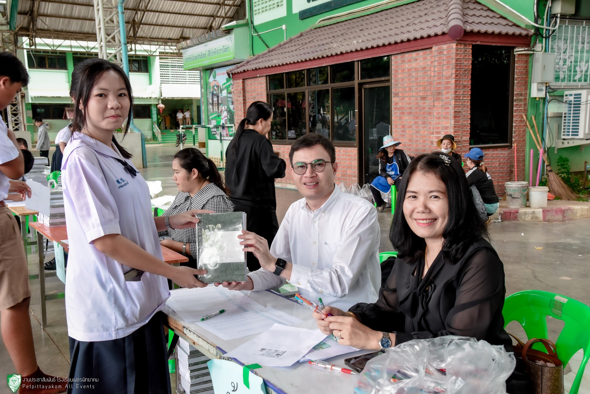 ภาพหมู่คณะผู้บริหารและครูโรงเรียนเพชรพิทยาคม