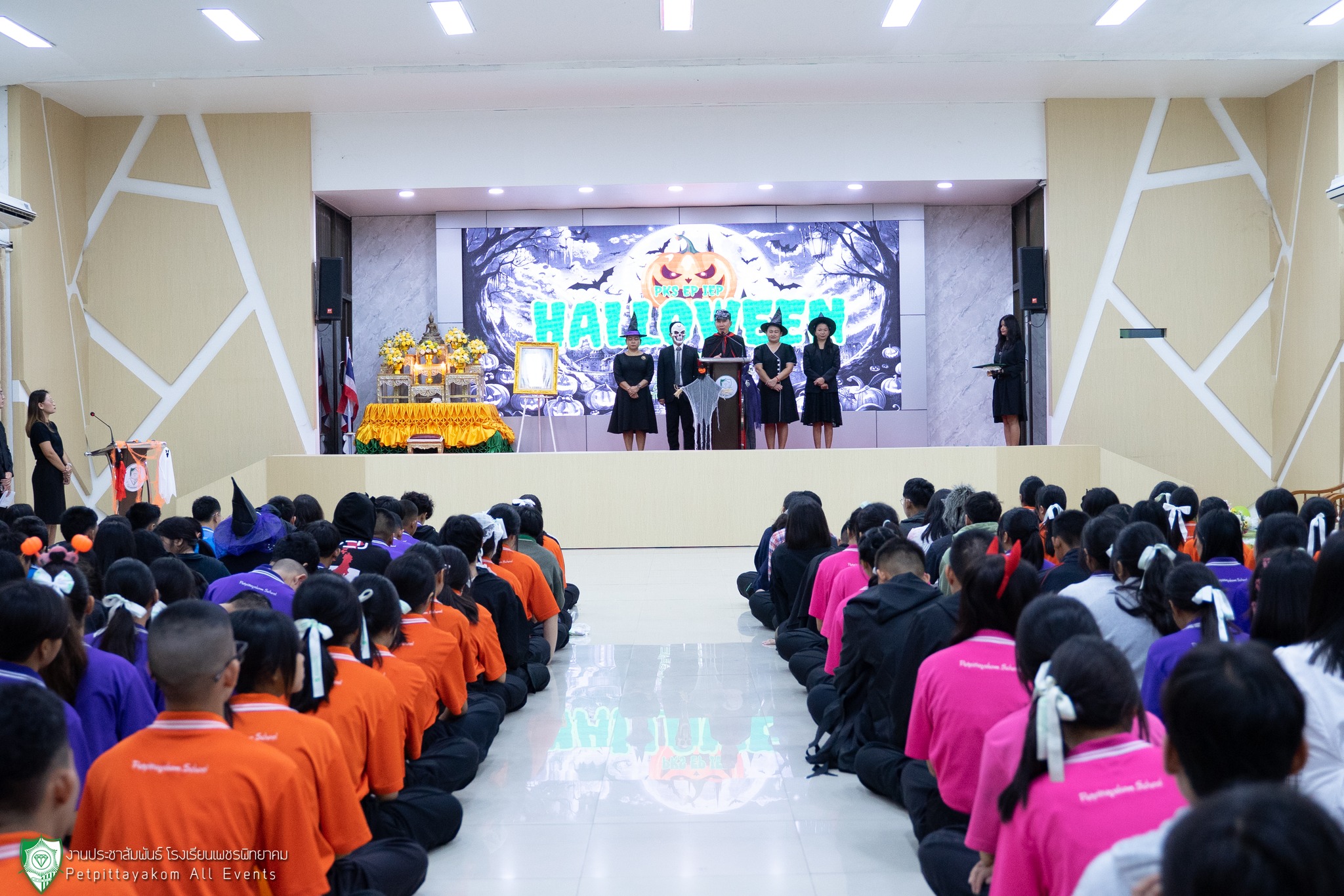 นักเรียนร่วมกิจกรรมภาษาอังกฤษอย่างสนุกสนาน