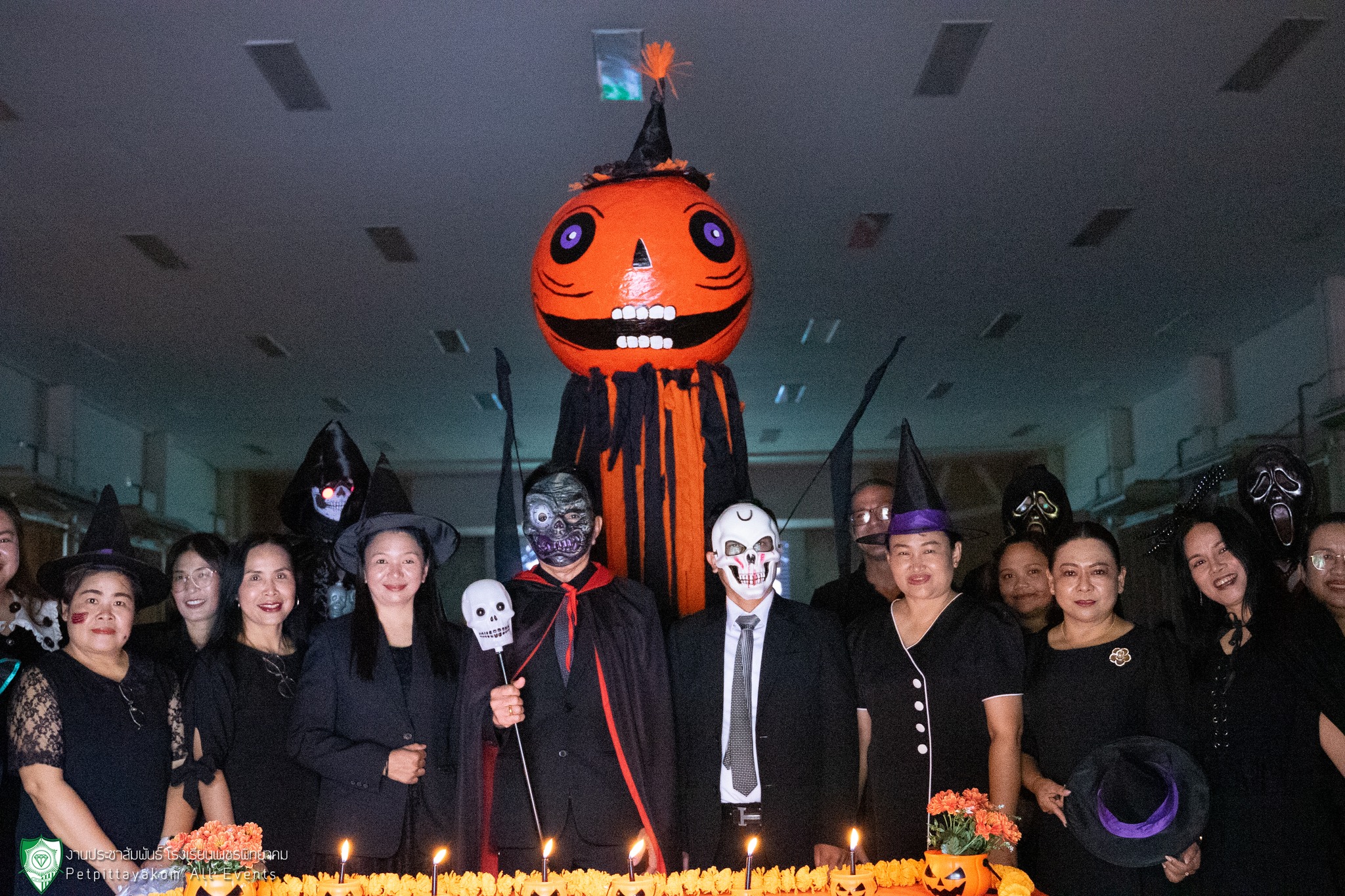 ภาพหมู่คณะครูและนักเรียนร่วมกิจกรรมฮาโลวีน
