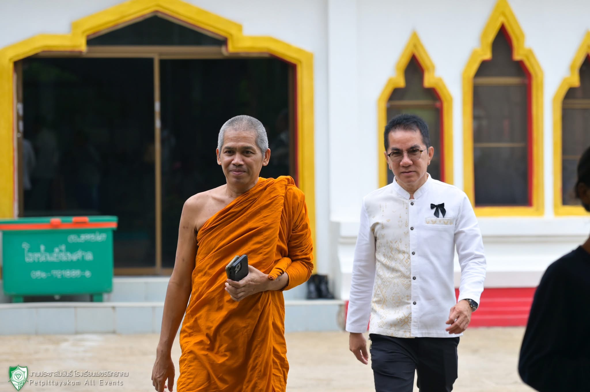 ดร.พีระวัตร จันทกูล ผู้อำนวยการโรงเรียนเพชรพิทยาคม ร่วมพิธีทอดกฐิน