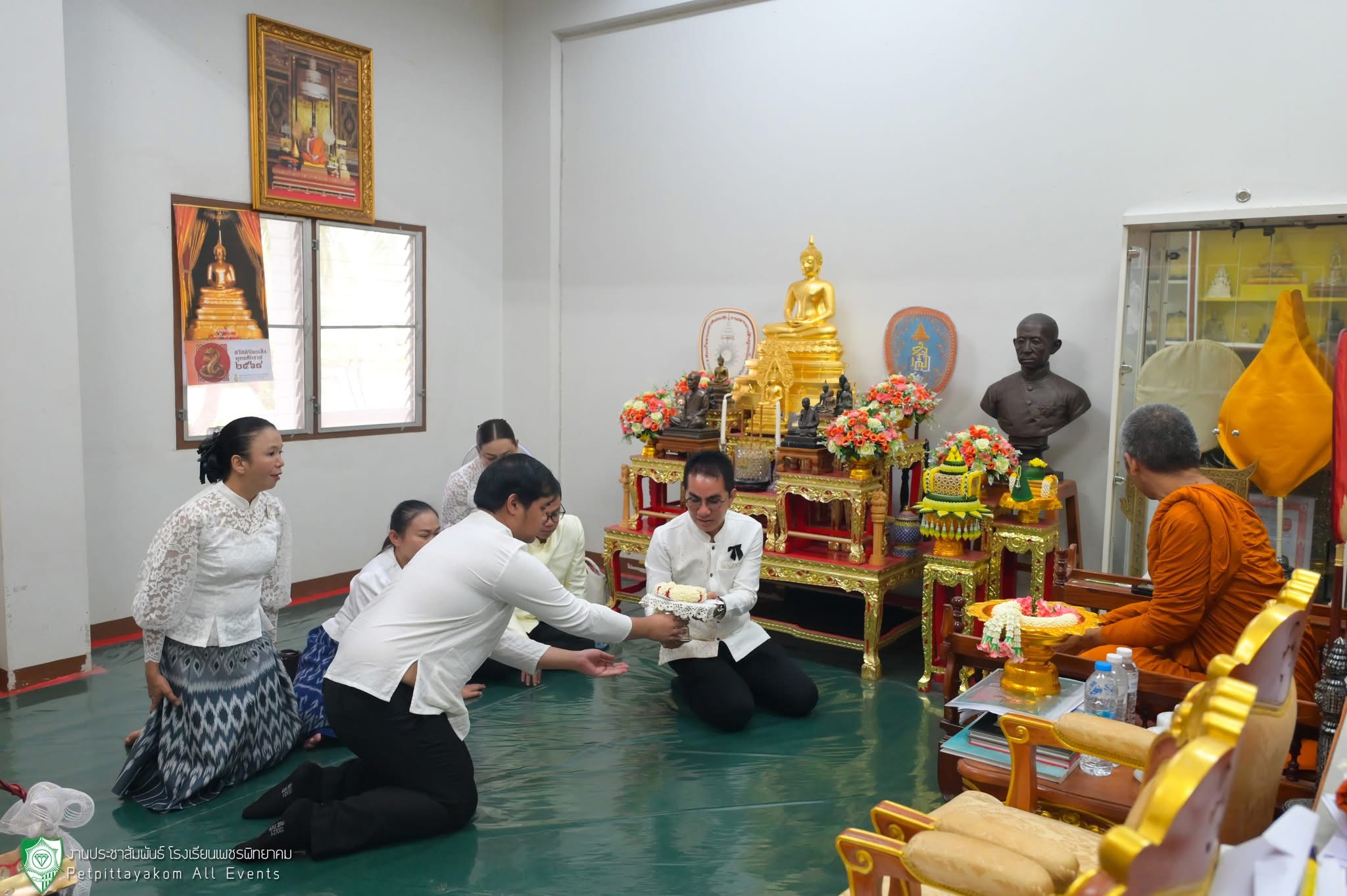 คณะครูและบุคลากรร่วมพิธีทอดกฐิน