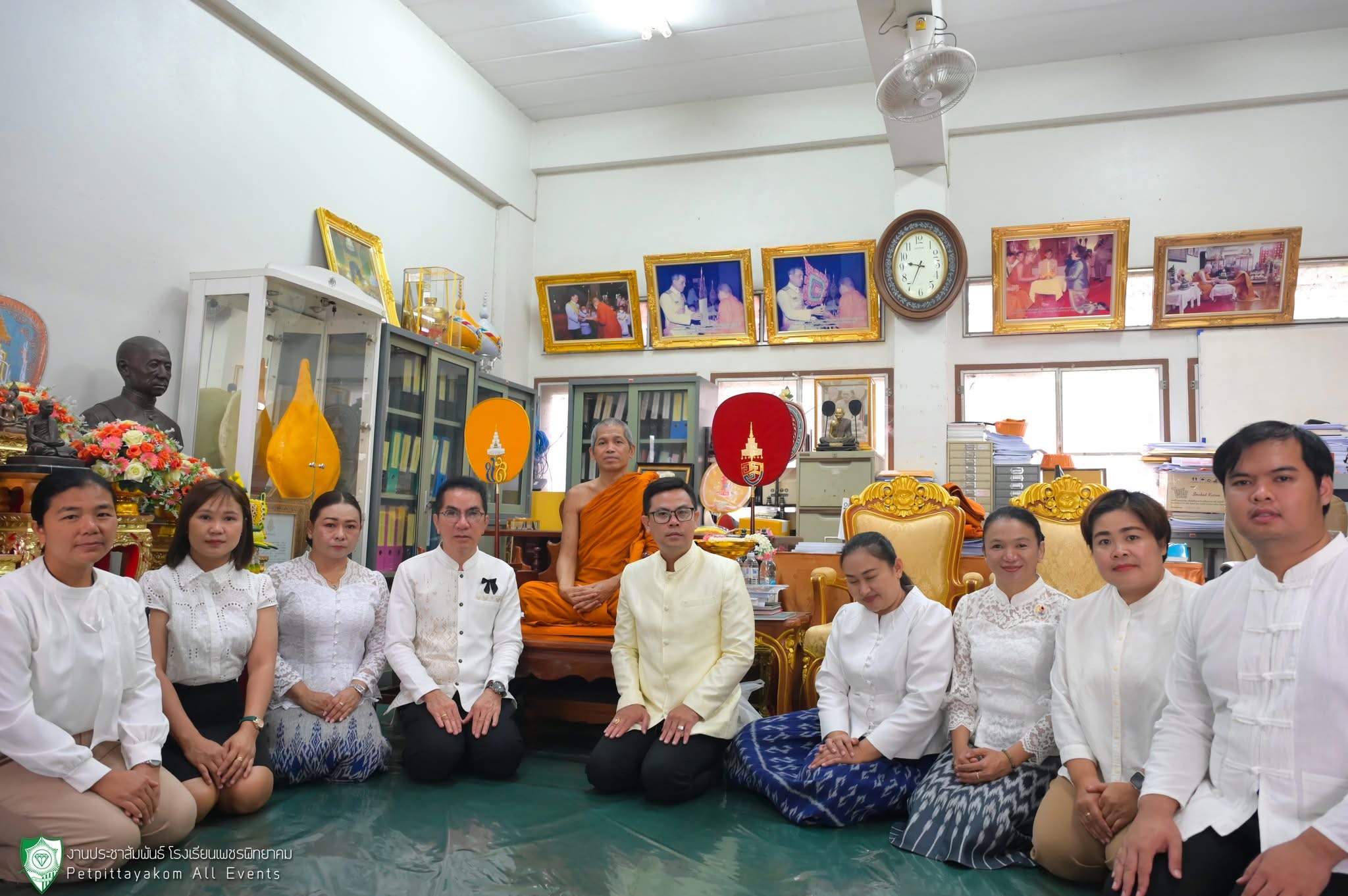 ถวายผ้ากฐินแด่พระสงฆ์