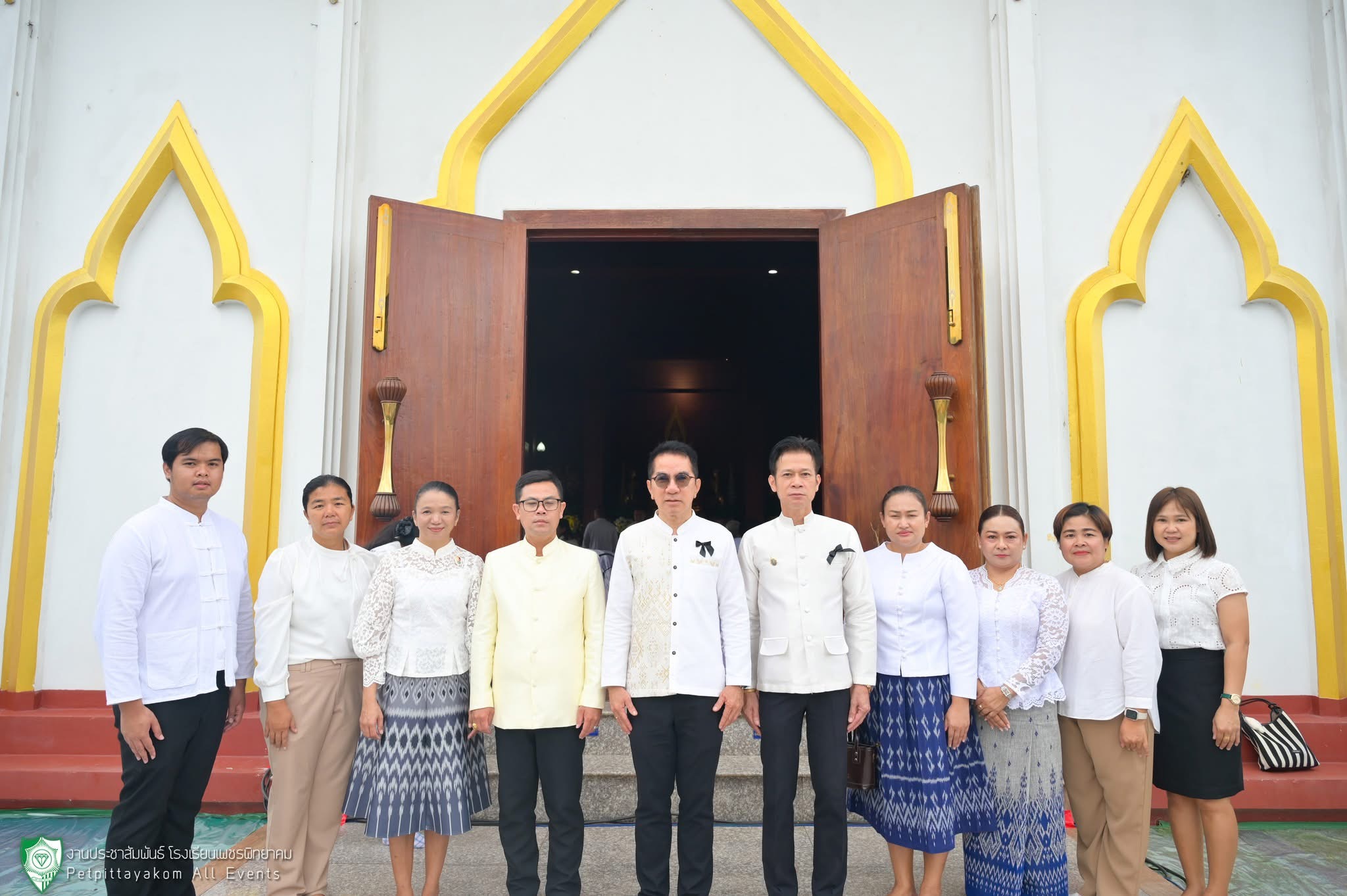 ภาพหมู่คณะครูและผู้บริหารร่วมพิธีทอดกฐินสามัคคี