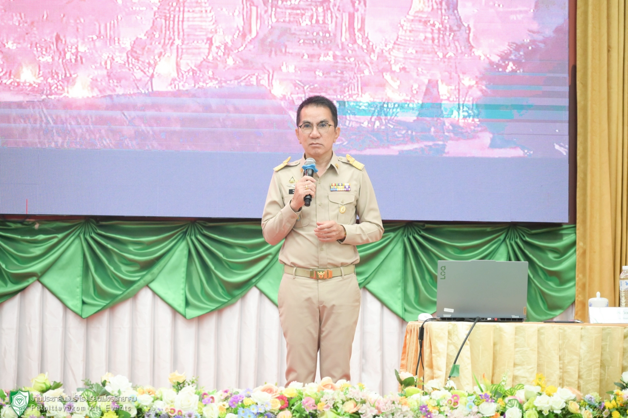 นักเรียนเข้าร่วมกิจกรรมรักชาติ ศาสน์ กษัตริย์