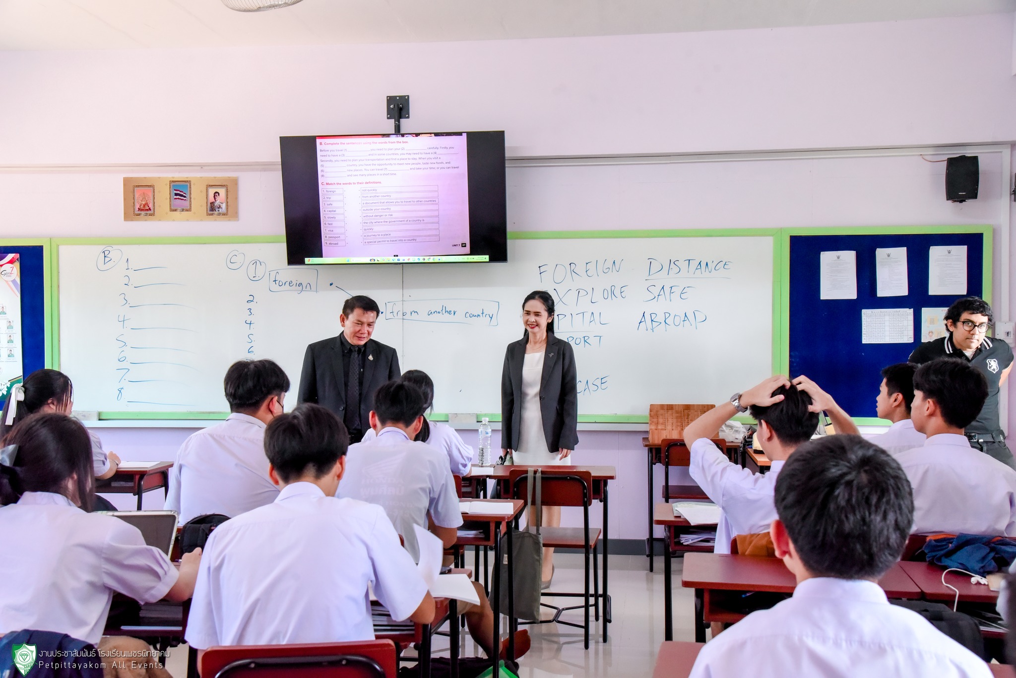 ภาพหมู่คณะนิเทศและคณะครูโรงเรียนเพชรพิทยาคม