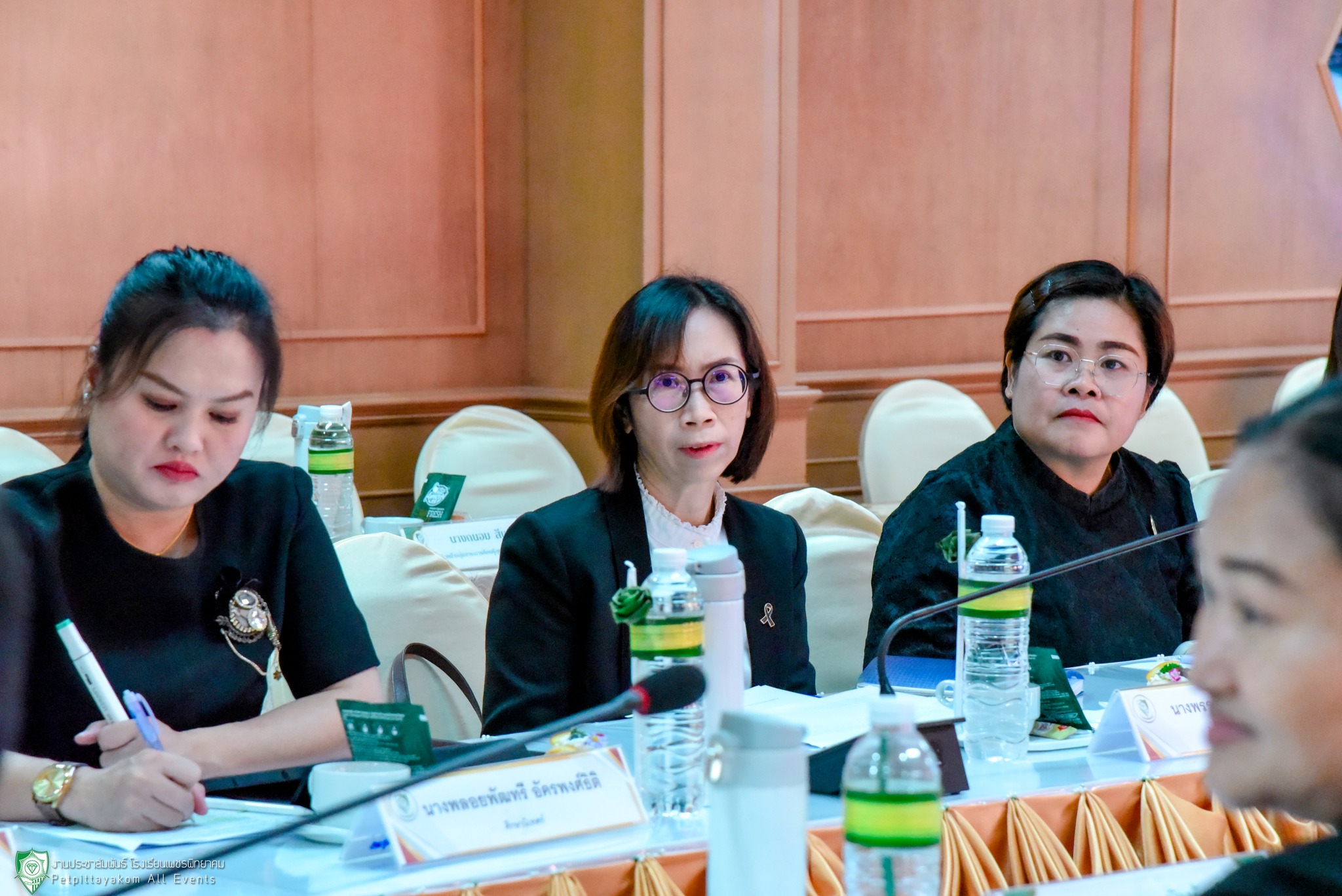 ดร.พีระวัตร จันทกูล ผู้อำนวยการโรงเรียนเพชรพิทยาคม นำเสนอข้อมูล