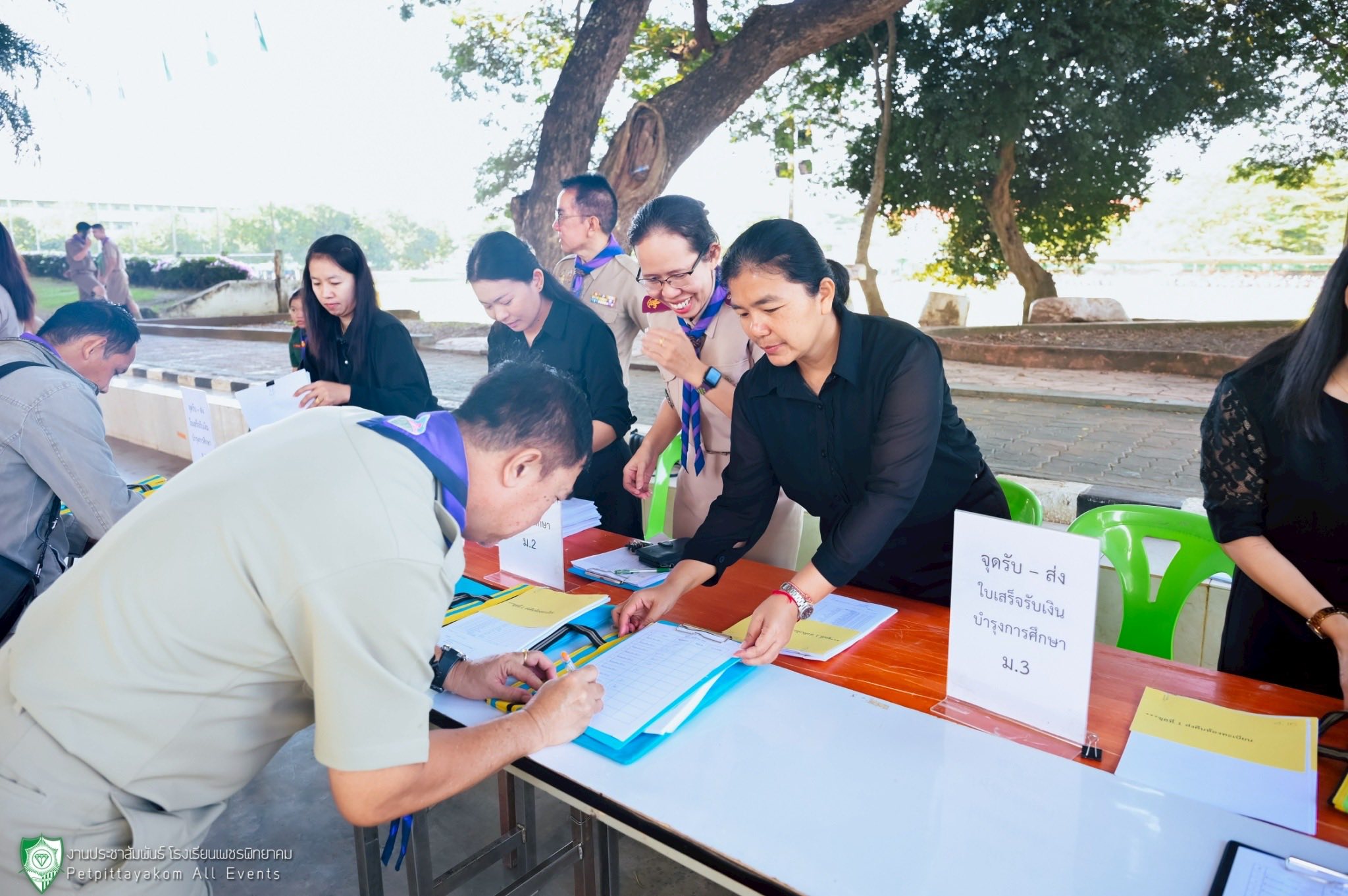 นักเรียนเข้ารับการลงทะเบียน