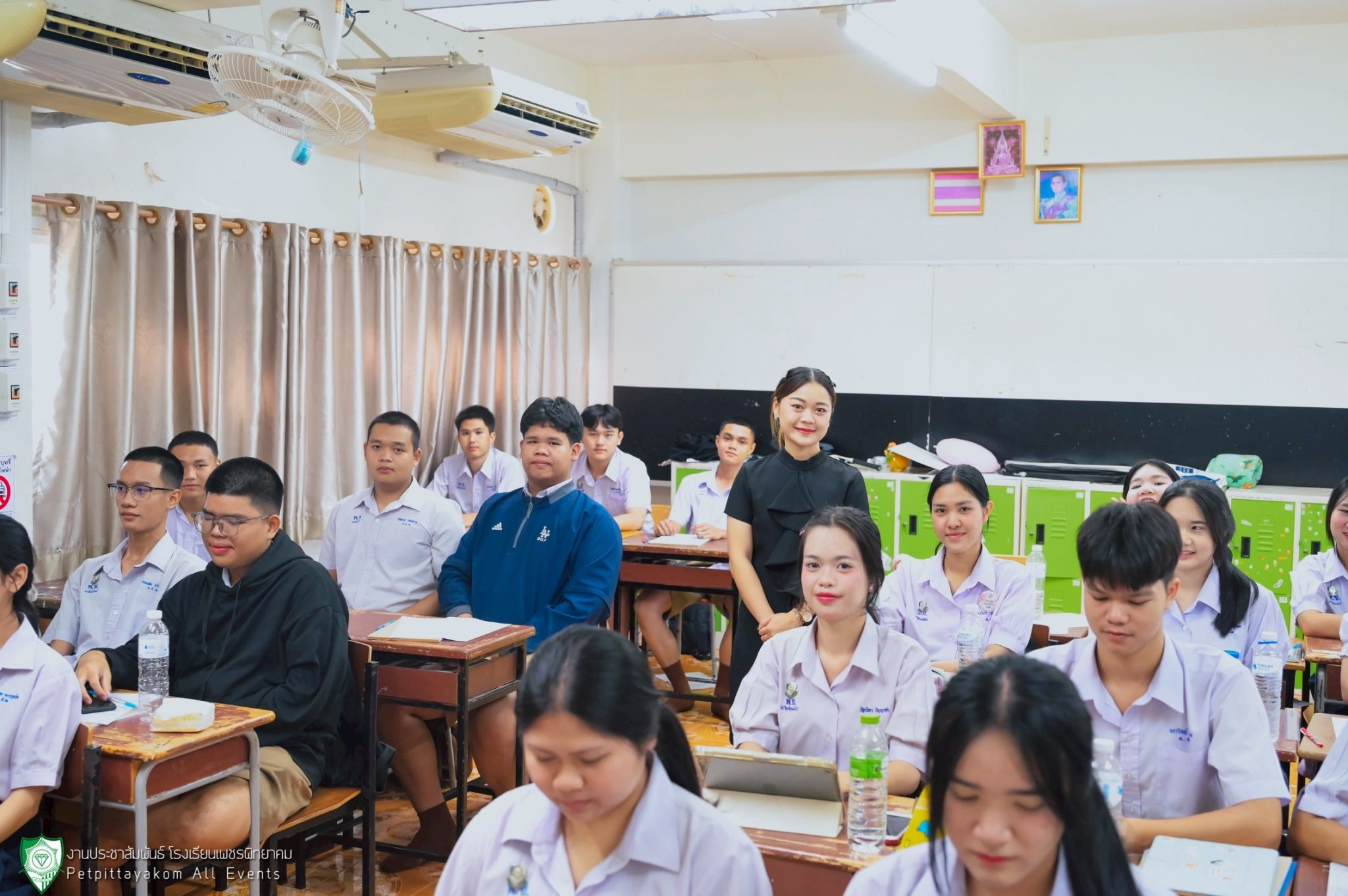 ครูให้คำแนะนำแก่นักเรียน