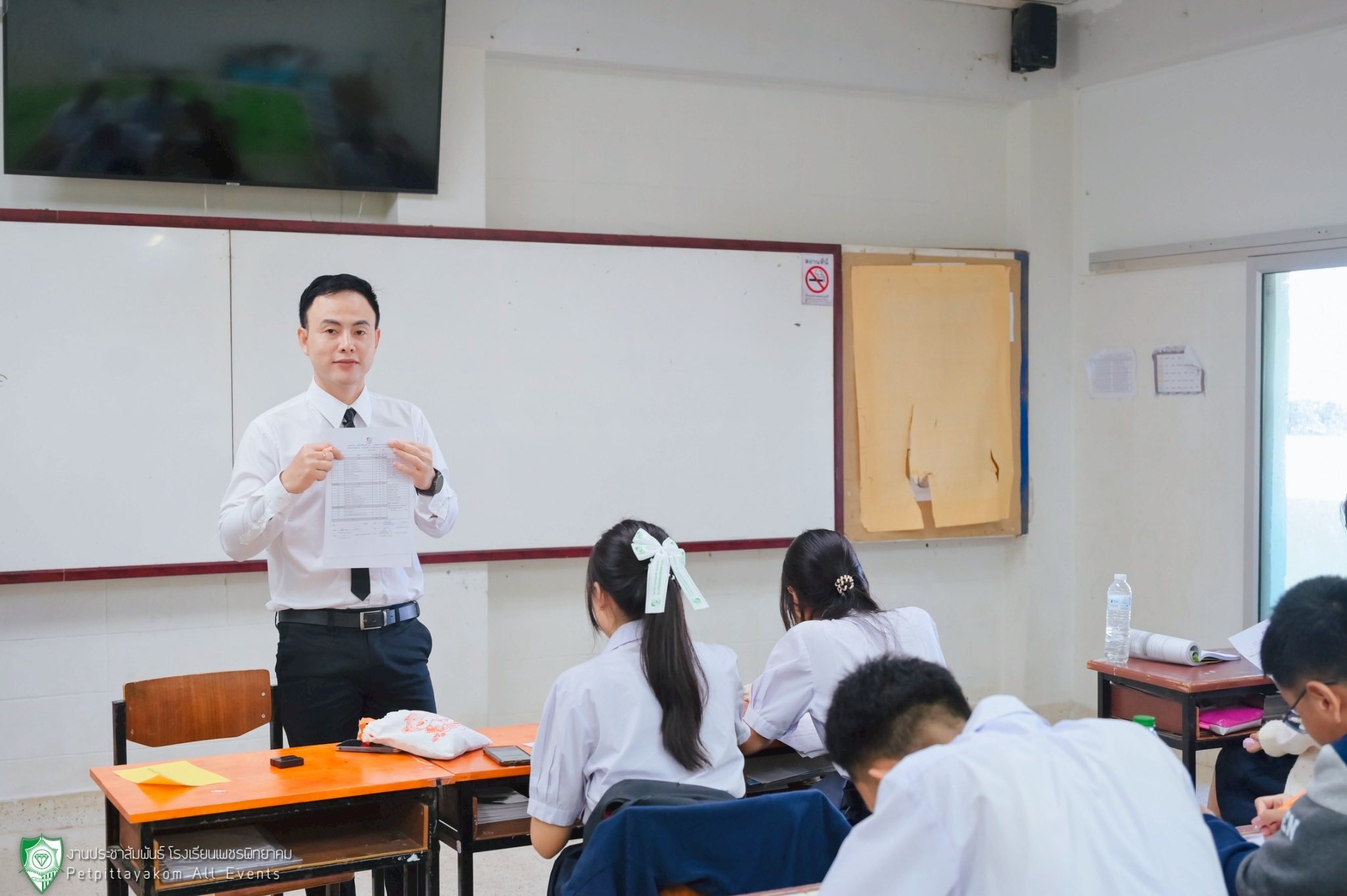 นักเรียนเข้ารับการลงทะเบียนอย่างมีระเบียบ