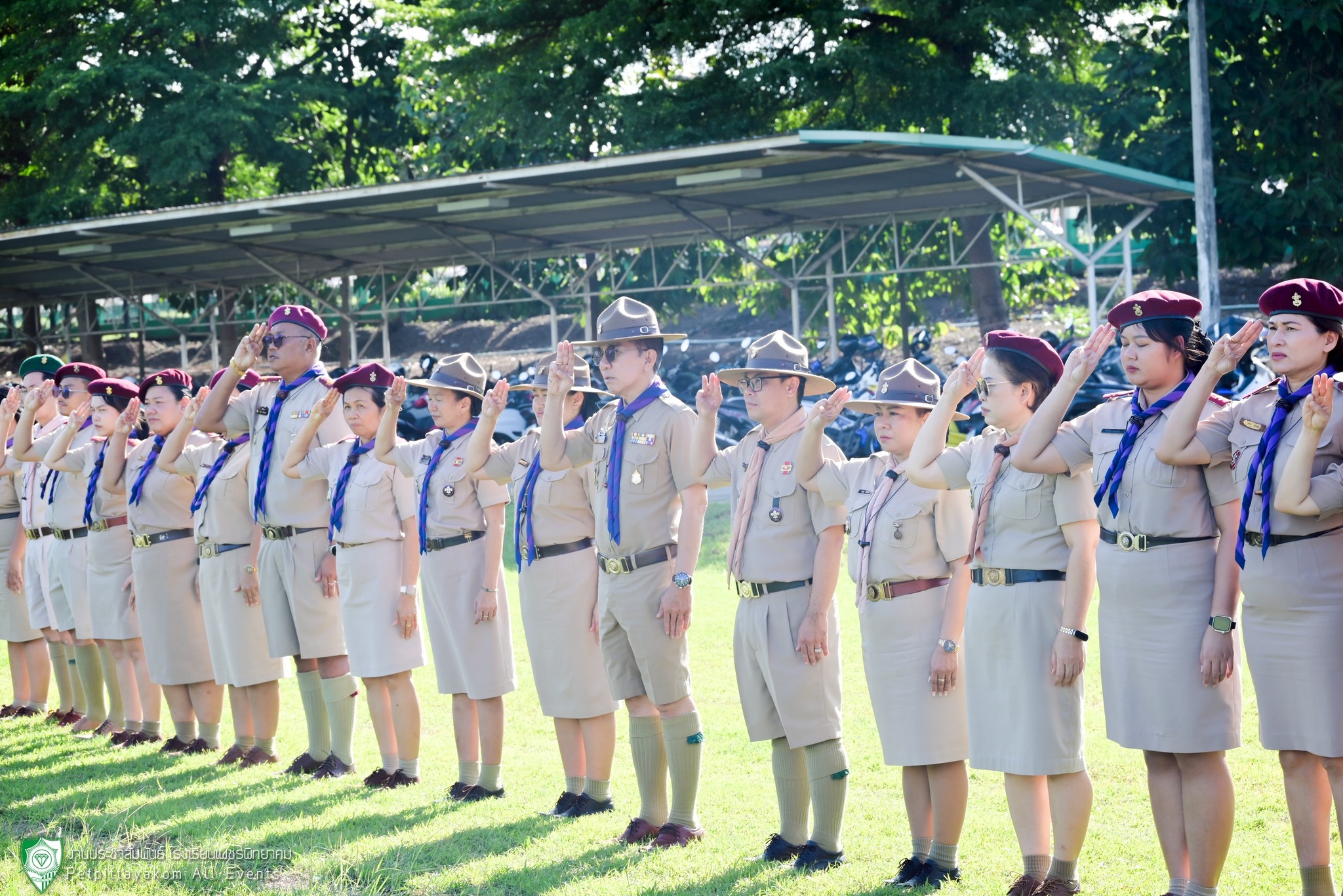 ผู้กำกับลูกเสือและคณะครูร่วมพิธีเปิดกอง