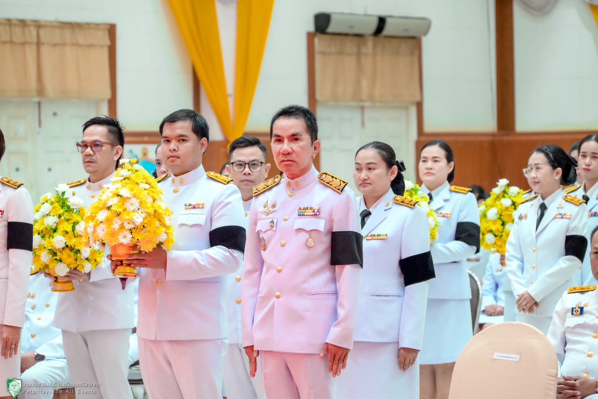 คณะครูโรงเรียนเพชรพิทยาคมร่วมพิธีวางพานพุ่มดอกไม้สด