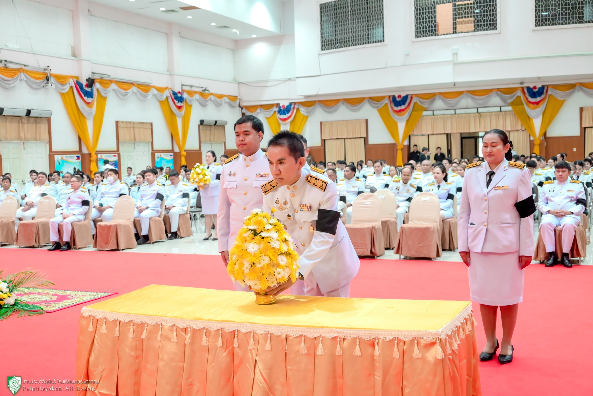 บรรยากาศพิธีวางพานพุ่มดอกไม้สดวันพระบิดาแห่งฝนหลวง