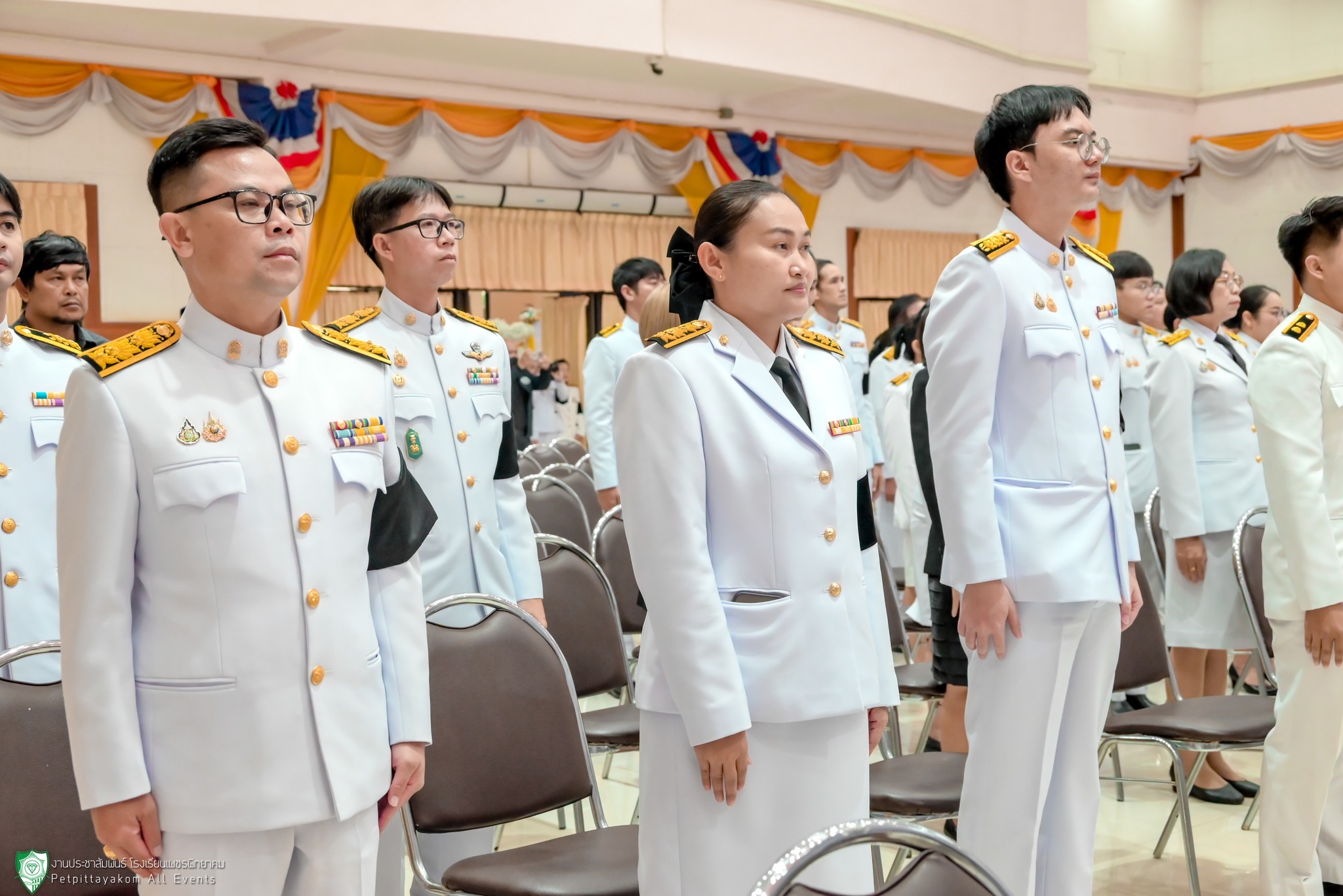 หัวหน้าส่วนราชการร่วมพิธีวางพานพุ่ม