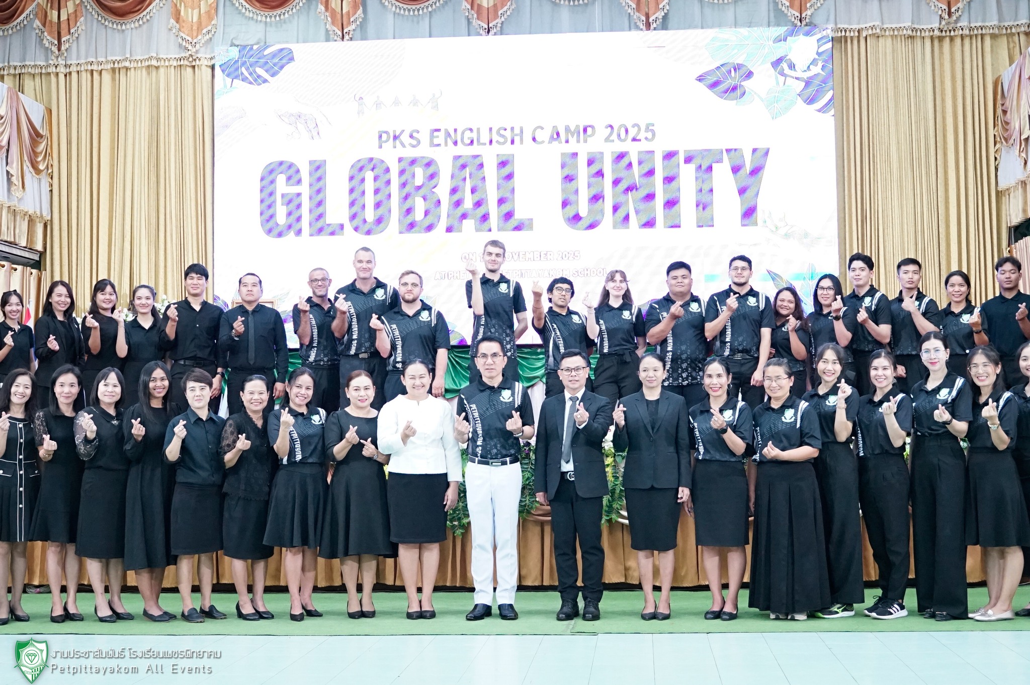 ภาพหมู่ผู้บริหาร ครู และนักเรียนในกิจกรรม PKS English Camp