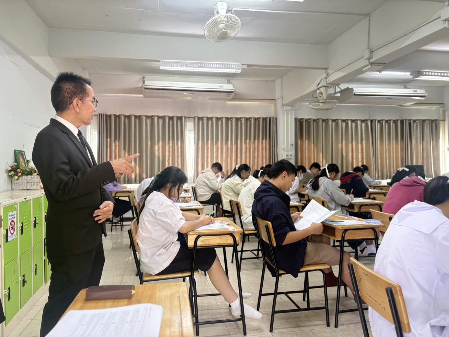 ดร.พีระวัตร จันทกูล ให้กำลังใจนักเรียนก่อนสอบ 1