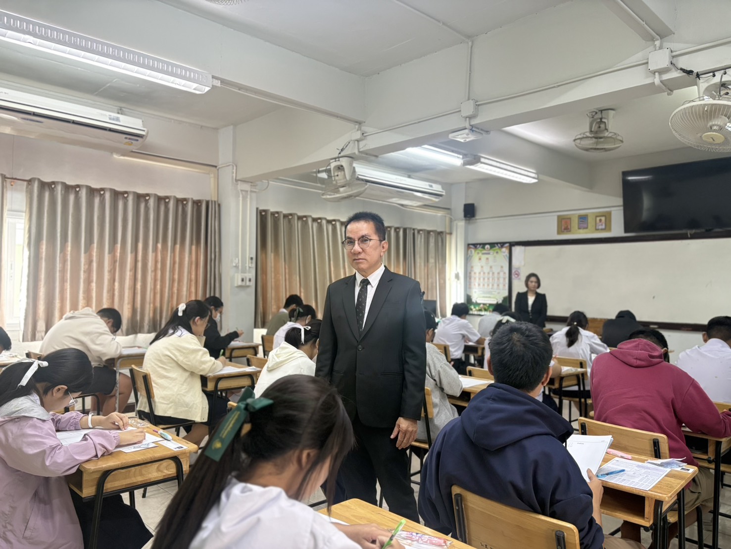 ดร.พีระวัตร จันทกูล ให้กำลังใจนักเรียนก่อนสอบ 2