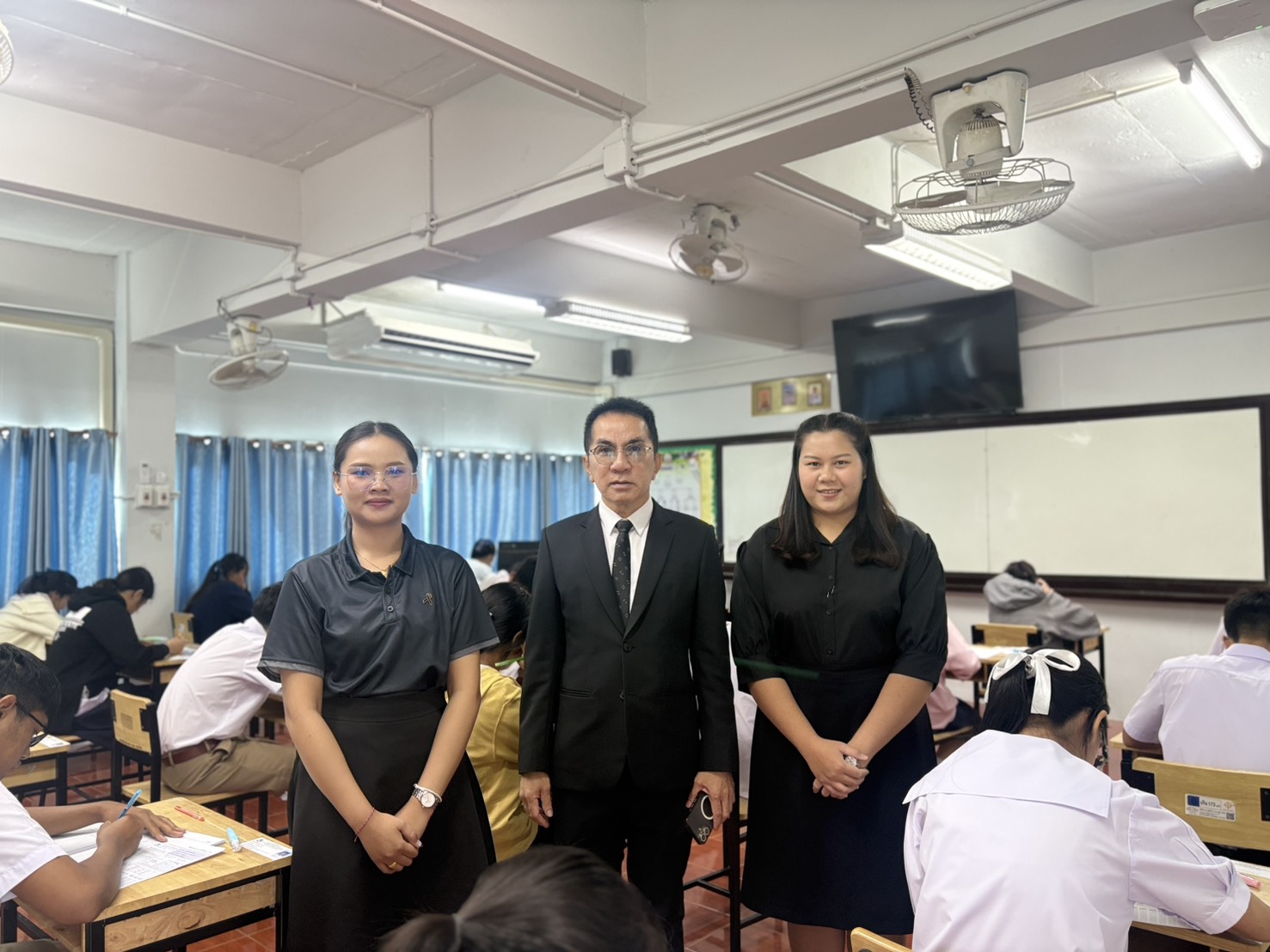 ครูและบุคลากรดูแลการจัดสนามสอบ 1