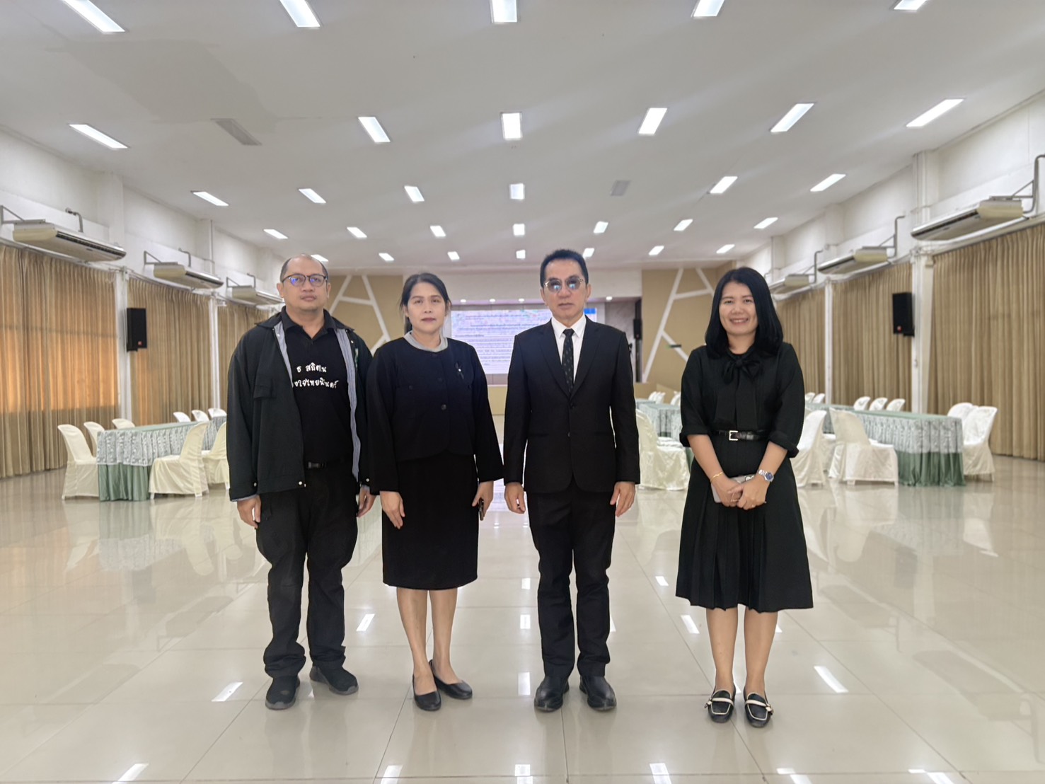 ครูและบุคลากรดูแลการจัดสนามสอบ 2