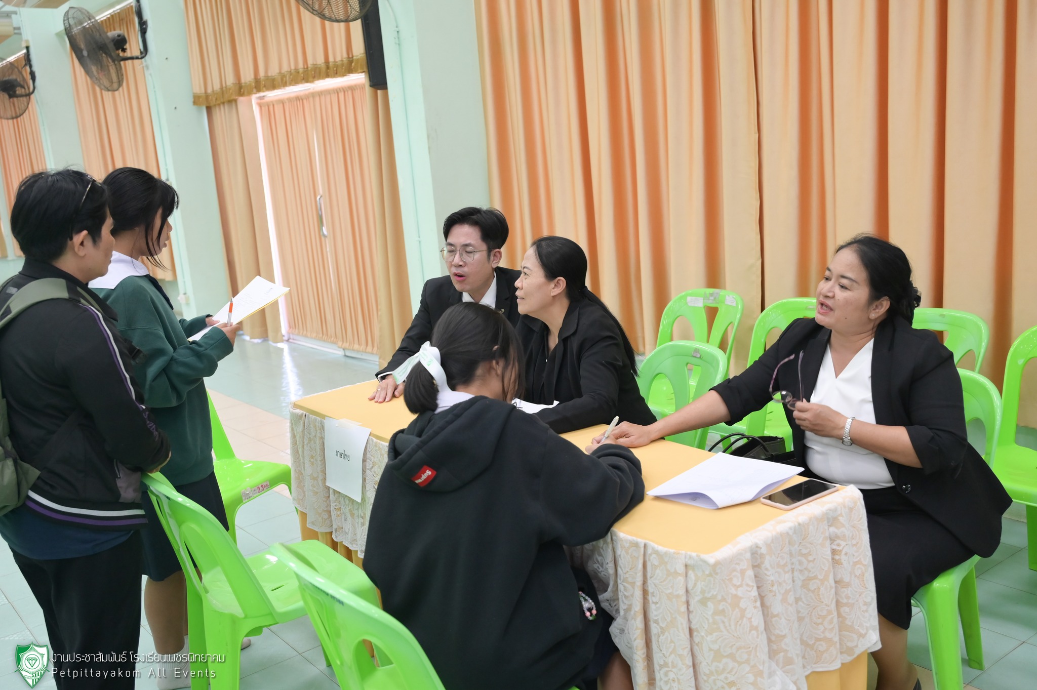 คณะครูให้คำปรึกษานักเรียน