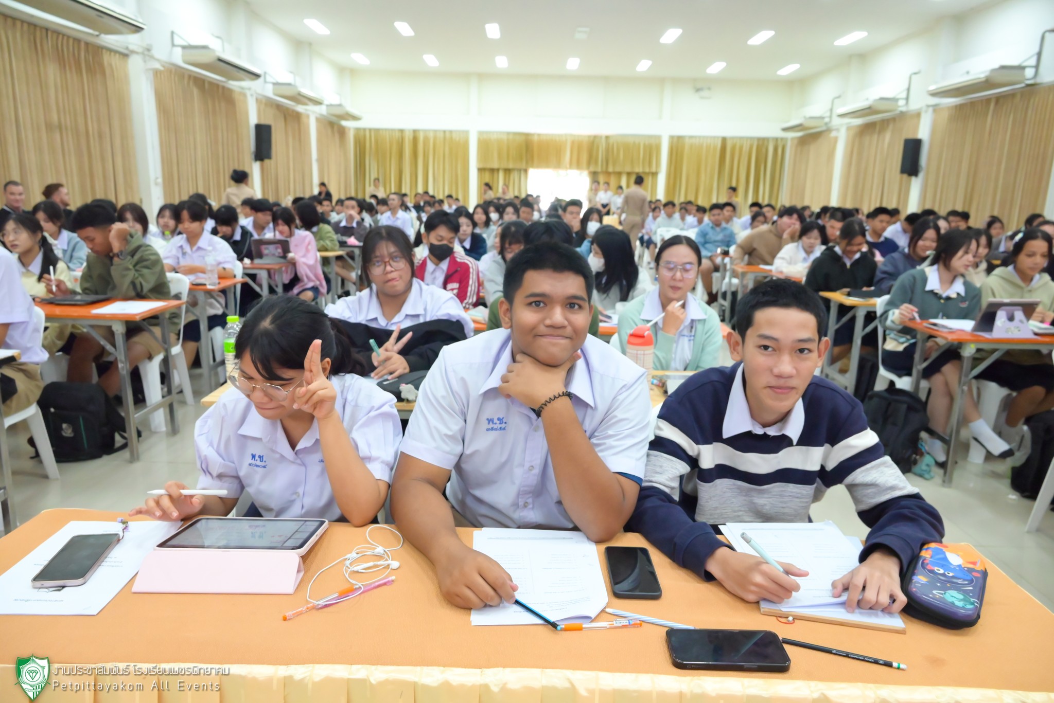 ครูผู้สอนให้คำแนะนำเชิงวิชาการแก่นักเรียน