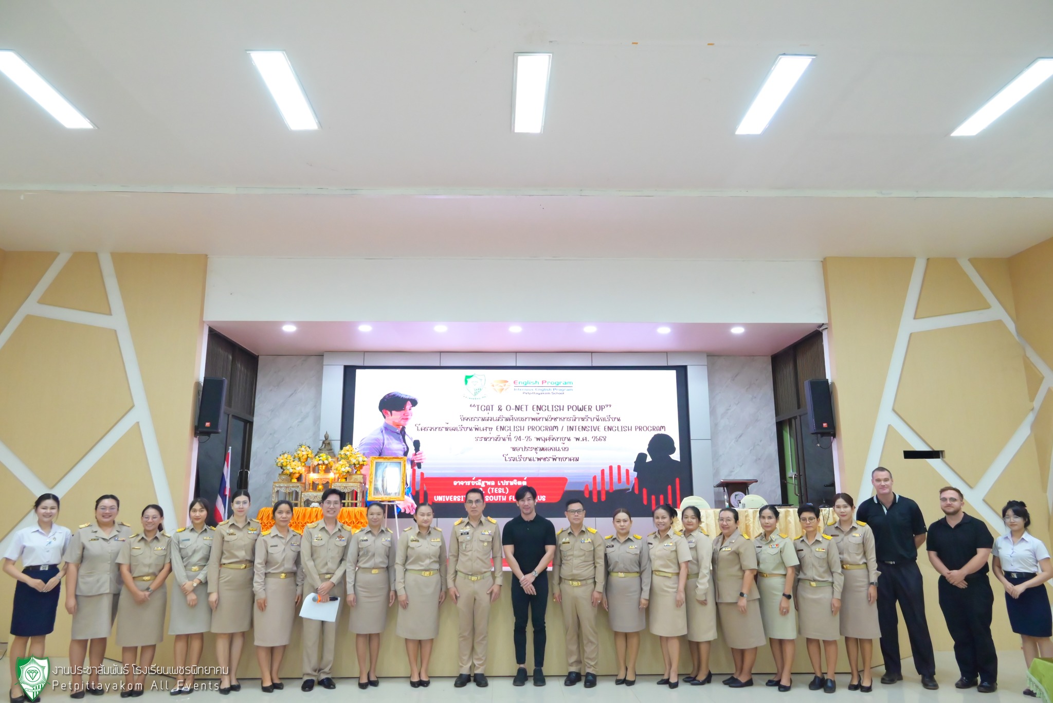 นักเรียนแลกเปลี่ยนความคิดเห็นในการทำข้อสอบภาษาอังกฤษ