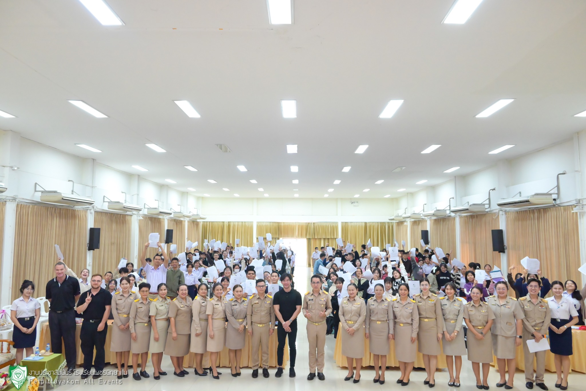 ภาพหมู่ผู้บริหาร ครู และนักเรียนในกิจกรรม TGAT & O-NET English Power Up