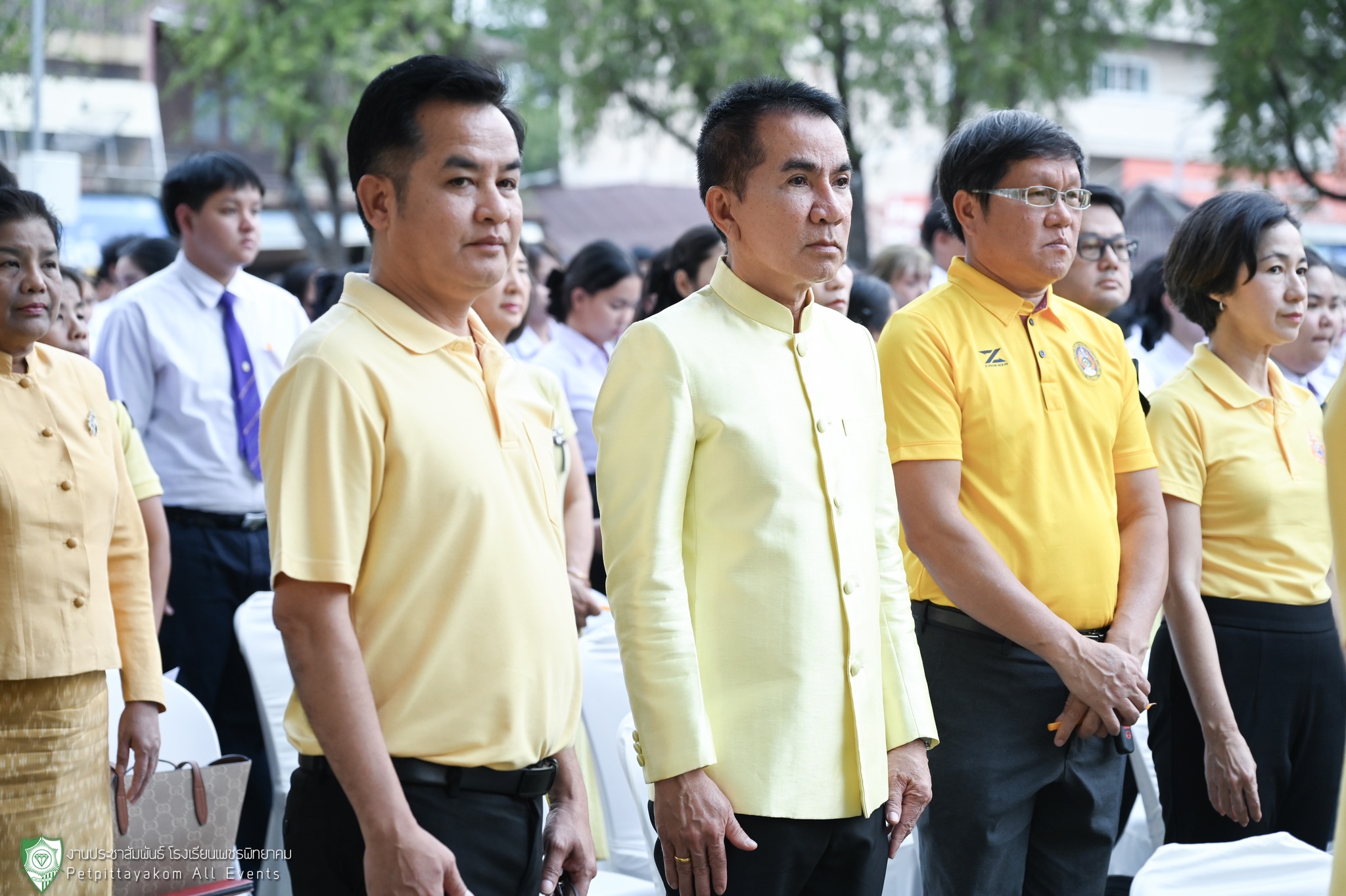 ภาพหมู่คณะครูและผู้บริหาร