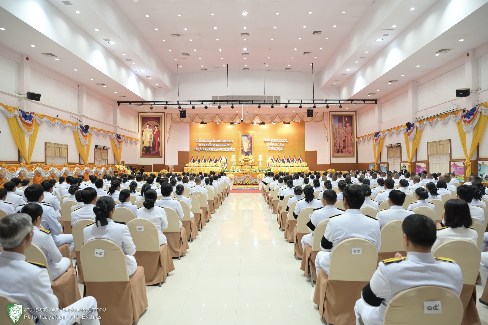 นายศรัณยู มีทองคำ ผู้ว่าราชการจังหวัดเพชรบูรณ์ และ ดร.พีระวัตร จันทกูล ร่วมถ่ายภาพ